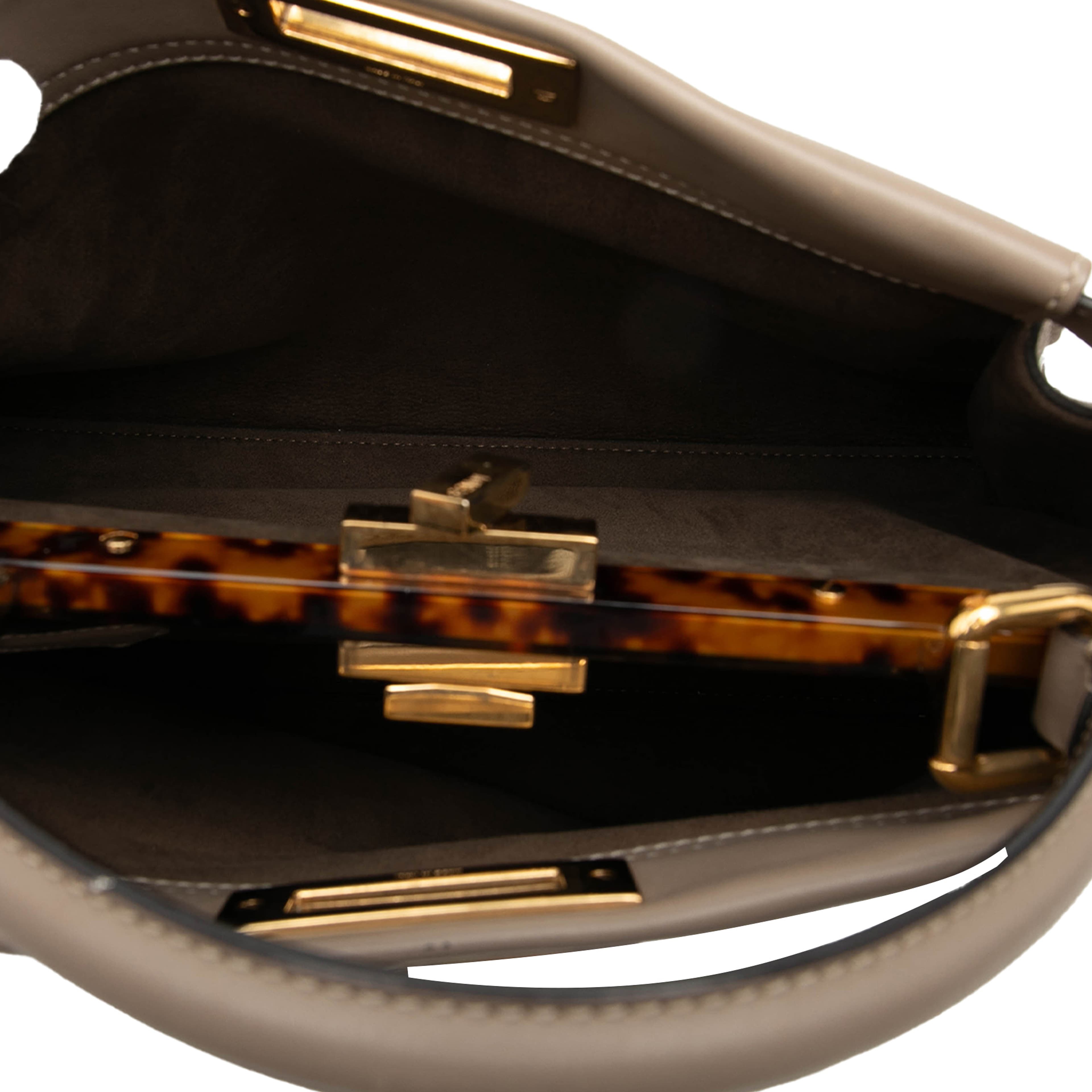 Fendi Medium Leather Selleria Peekaboo Iconic Satchel, från Luxclusif, i färgen taupe. Klicka för att öppna bilden i stort format