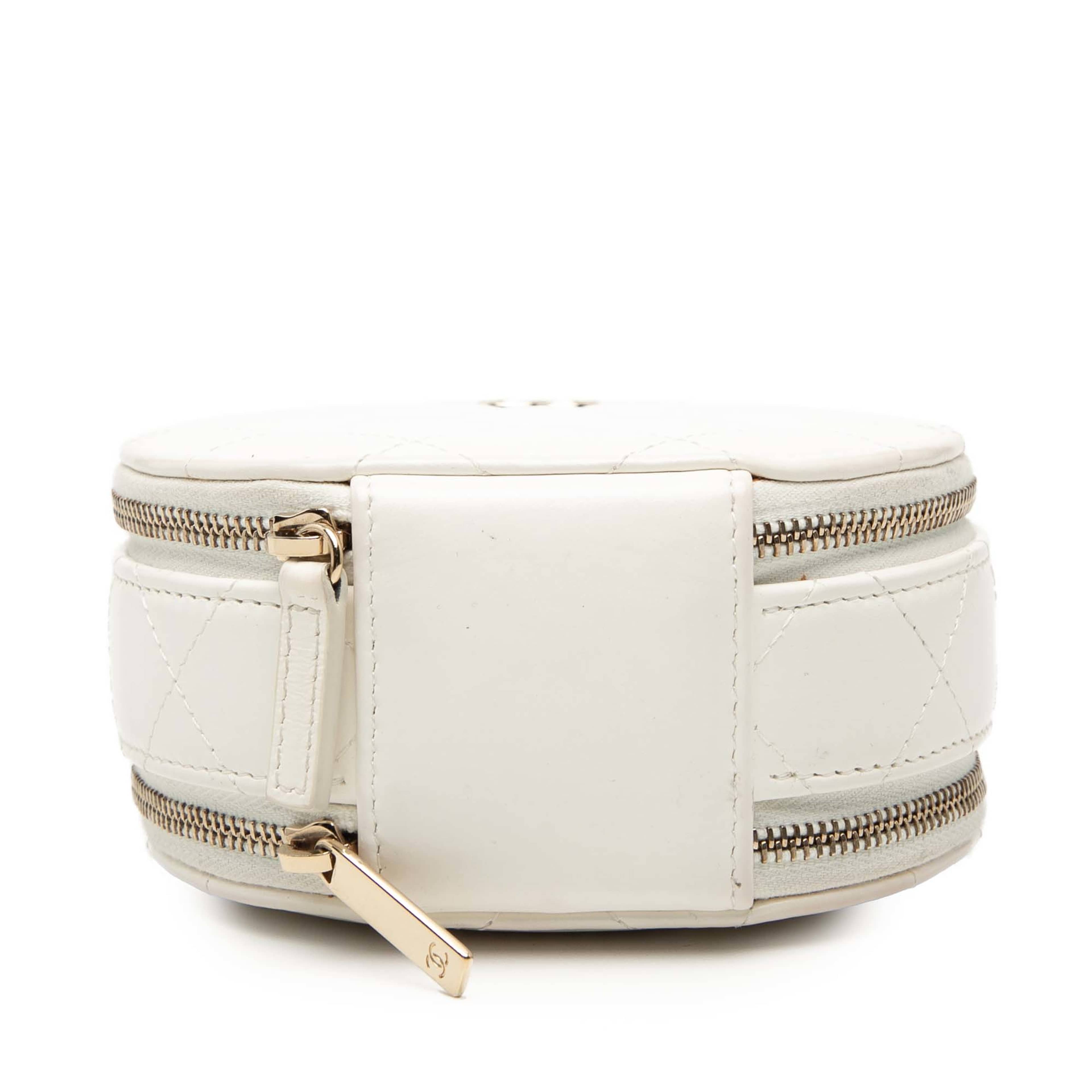 Chanel Quilted Lambskin Handle With Care Round Vanity Case With Chain, från Luxclusif, i färgen ivory. Klicka för att öppna bilden i stort format