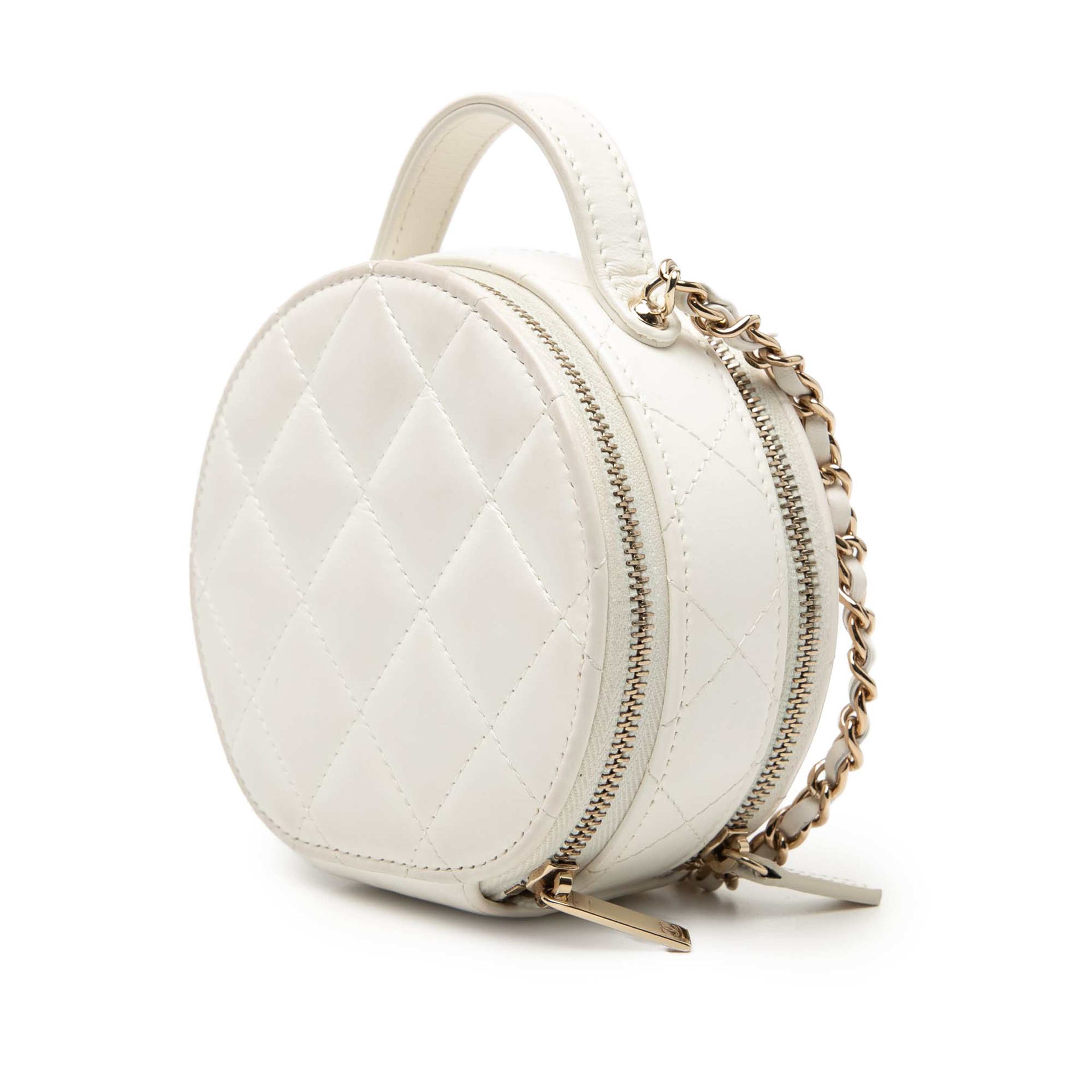 Chanel Quilted Lambskin Handle With Care Round Vanity Case With Chain, från Luxclusif, i färgen ivory. Klicka för att öppna bilden i stort format