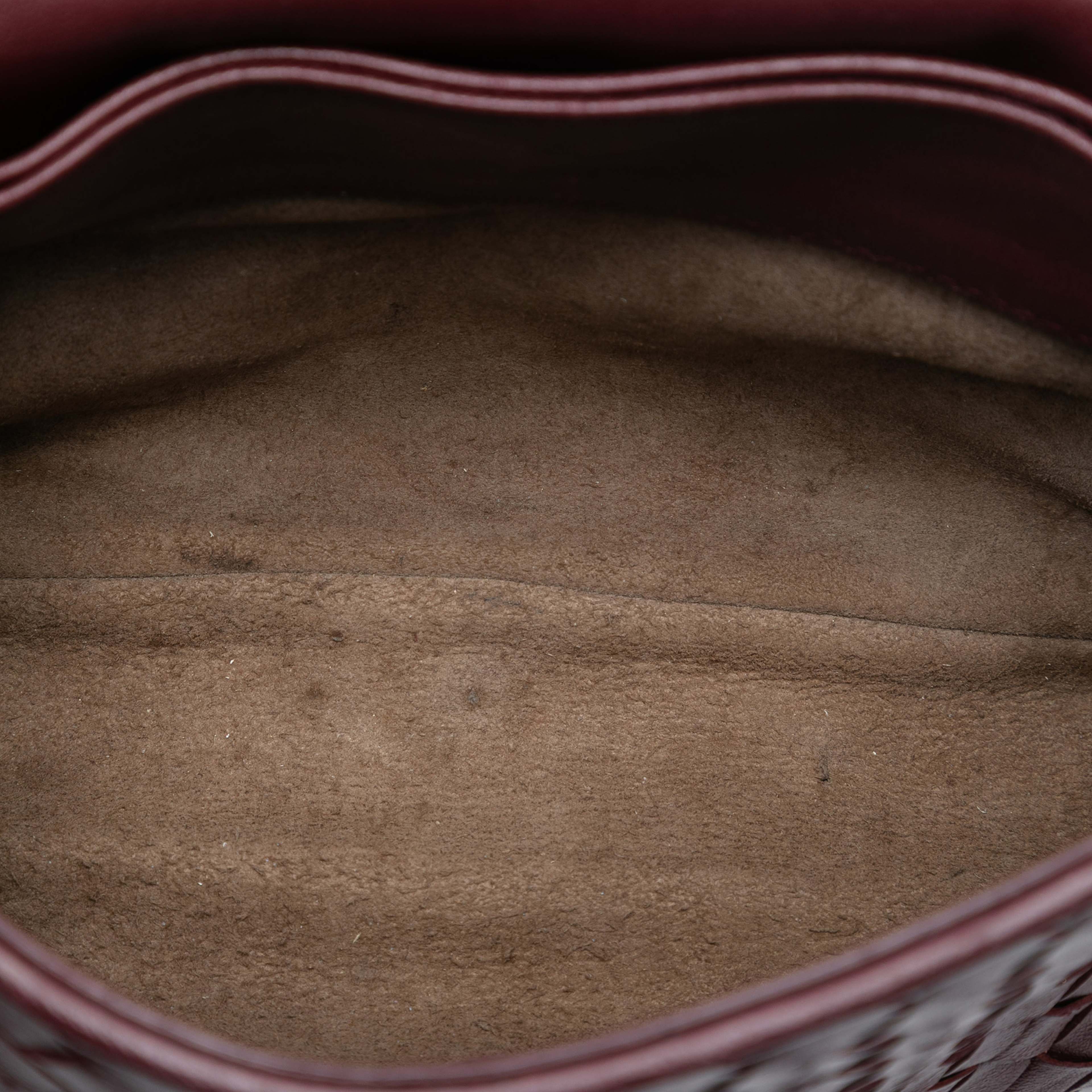 Bottega Veneta Baby Nappa Intrecciato Olimpia Crossbody, från Luxclusif, i färgen bordeaux. Klicka för att öppna bilden i stort format