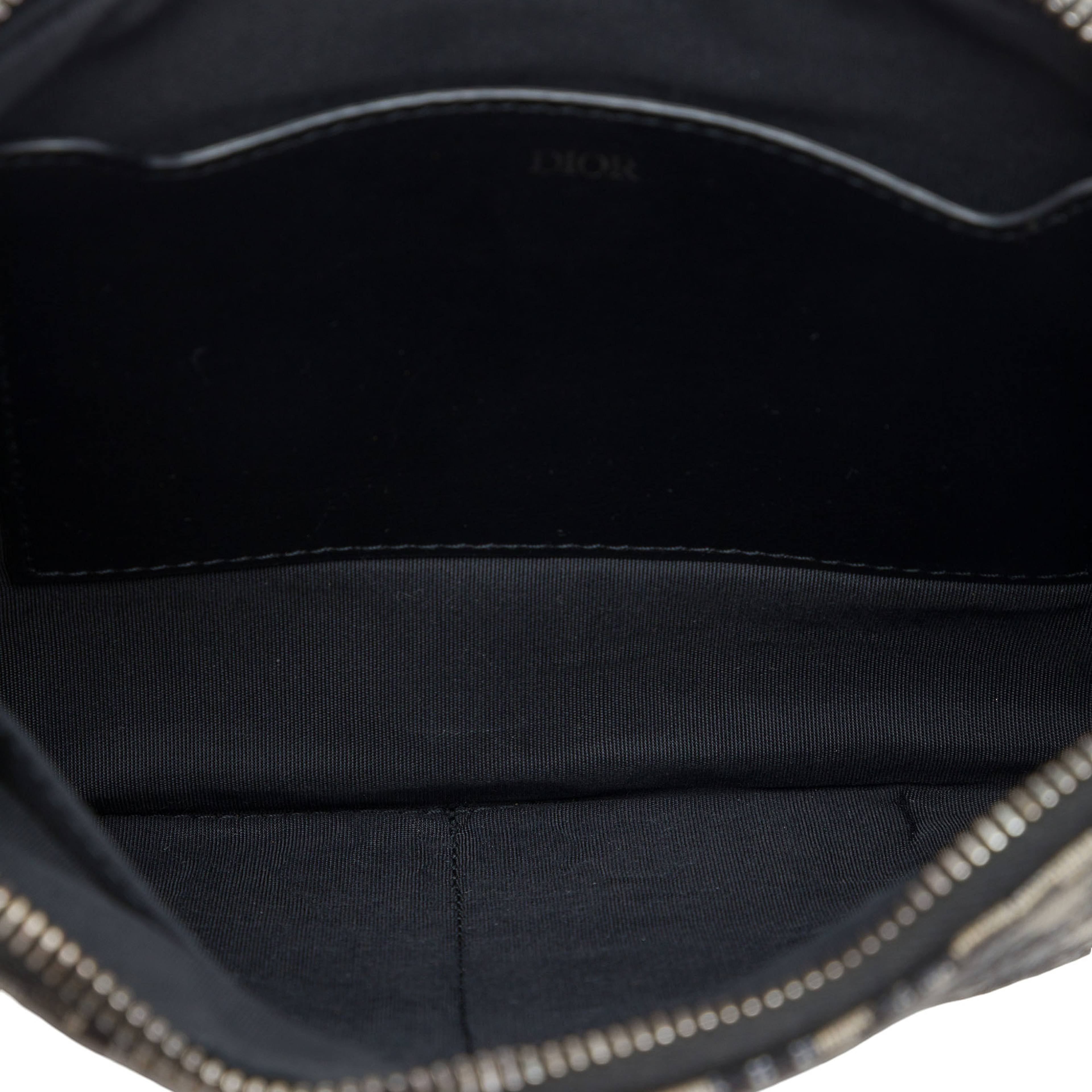Dior Oblique Canvas A5 Pouch, från Luxclusif, i färgen blå. Klicka för att öppna bilden i stort format