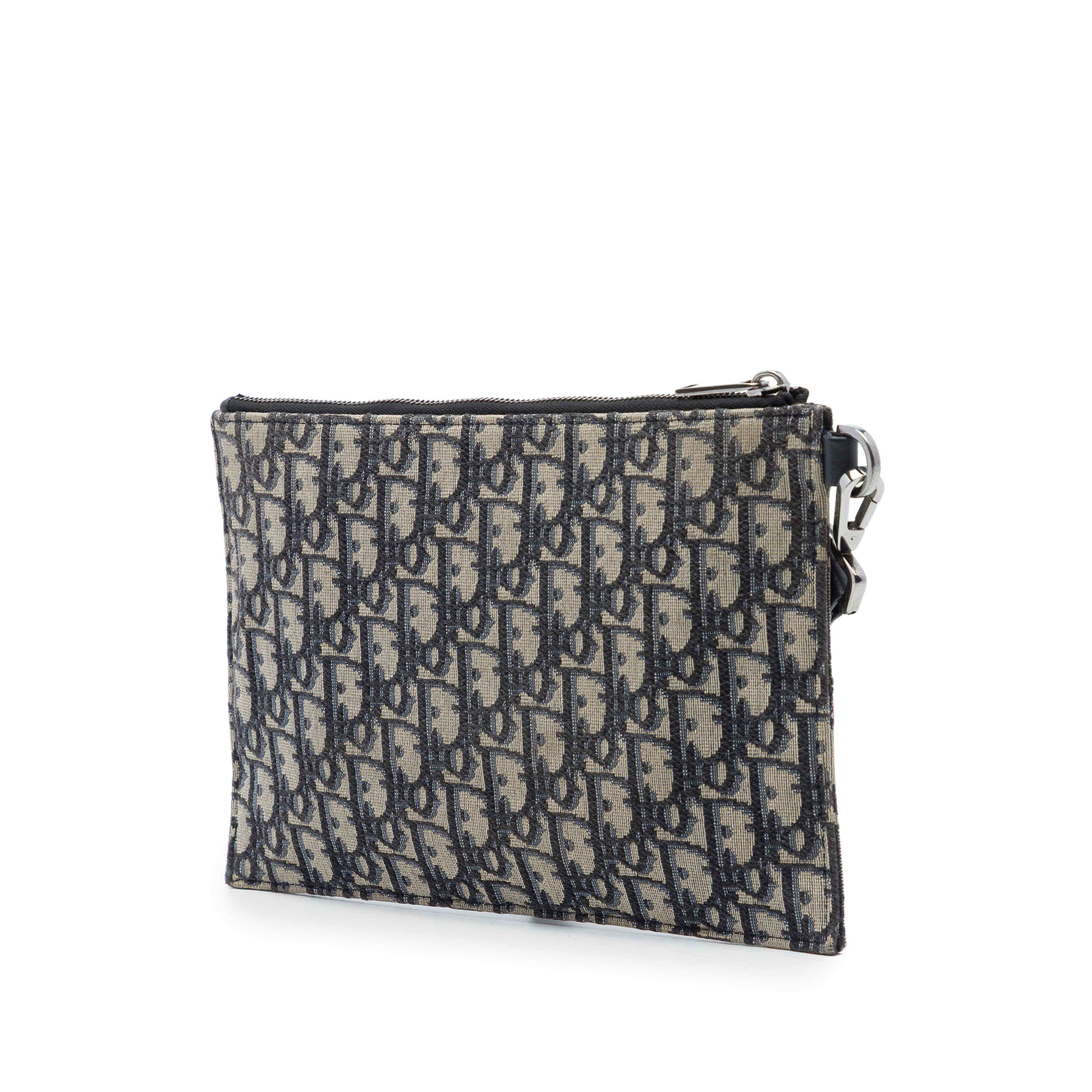 Dior Oblique Canvas A5 Pouch, från Luxclusif, i färgen blå. Klicka för att öppna bilden i stort format