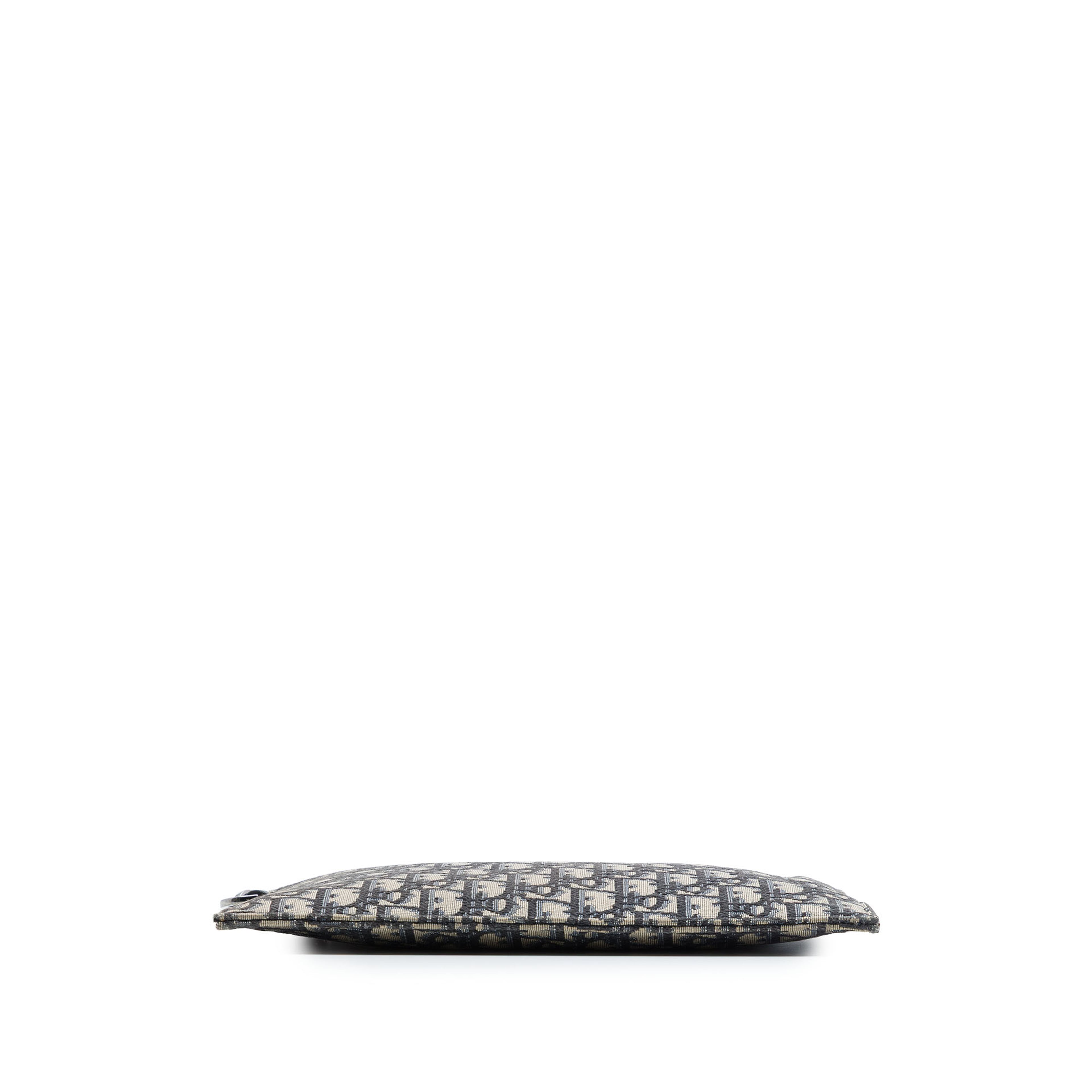 Dior Oblique Canvas A5 Pouch, från Luxclusif, i färgen blå. Klicka för att öppna bilden i stort format