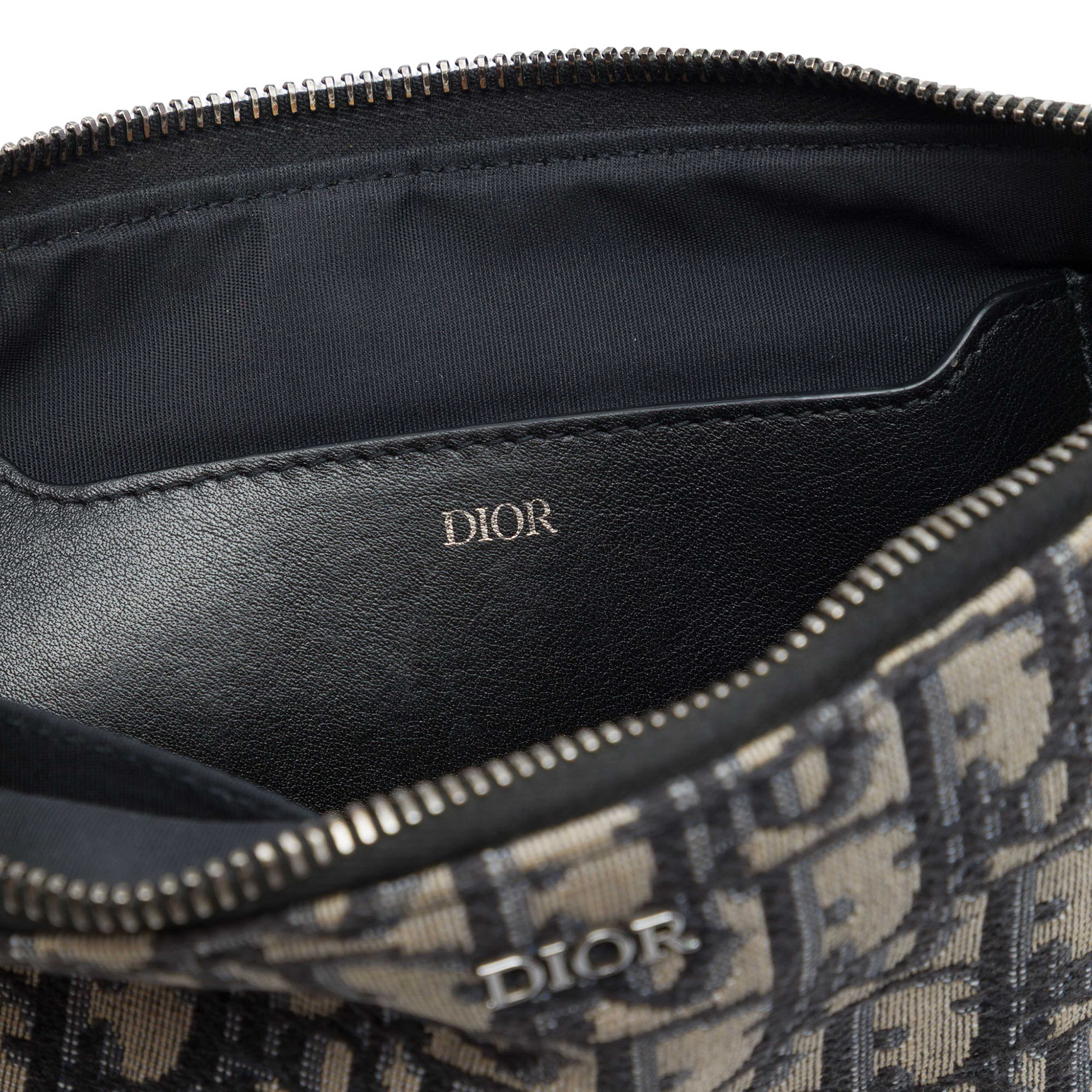 Dior Oblique Canvas A5 Pouch, från Luxclusif, i färgen blå. Klicka för att öppna bilden i stort format