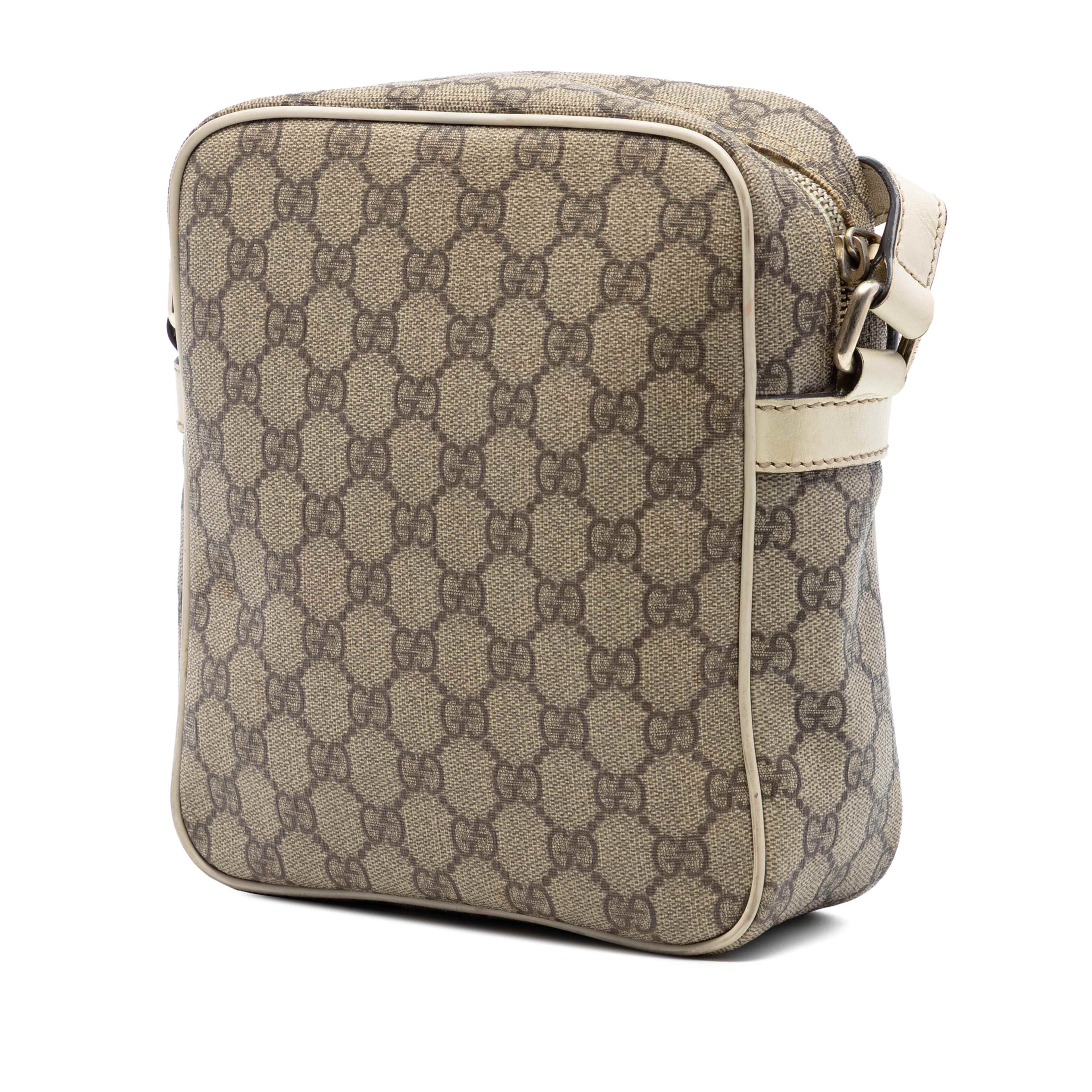 Gucci Gg Supreme Crossbody, från Luxclusif, i färgen vit. Klicka för att öppna bilden i stort format