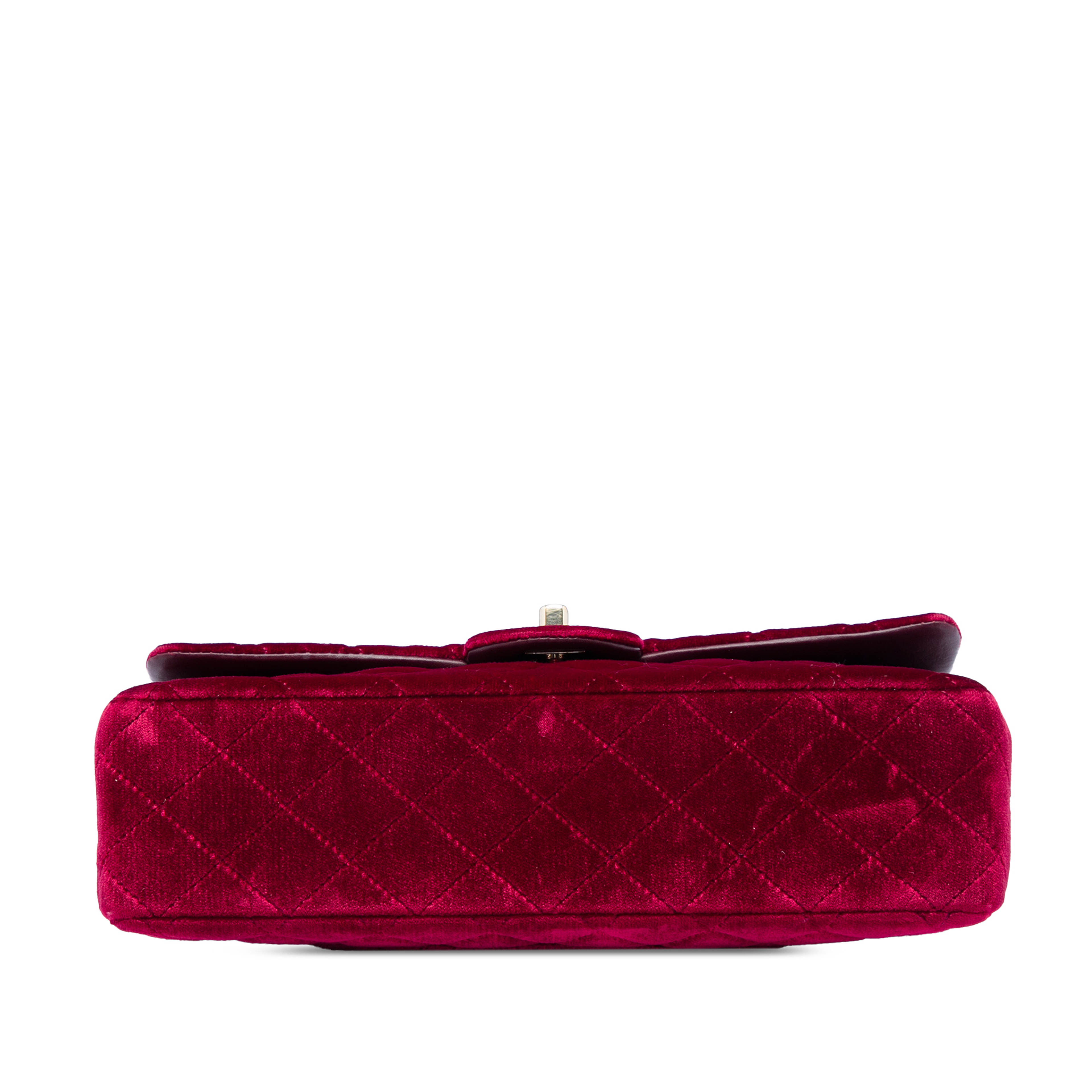 Chanel Medium Classic Velvet Double Flap, från Luxclusif, i färgen röd. Klicka för att öppna bilden i stort format