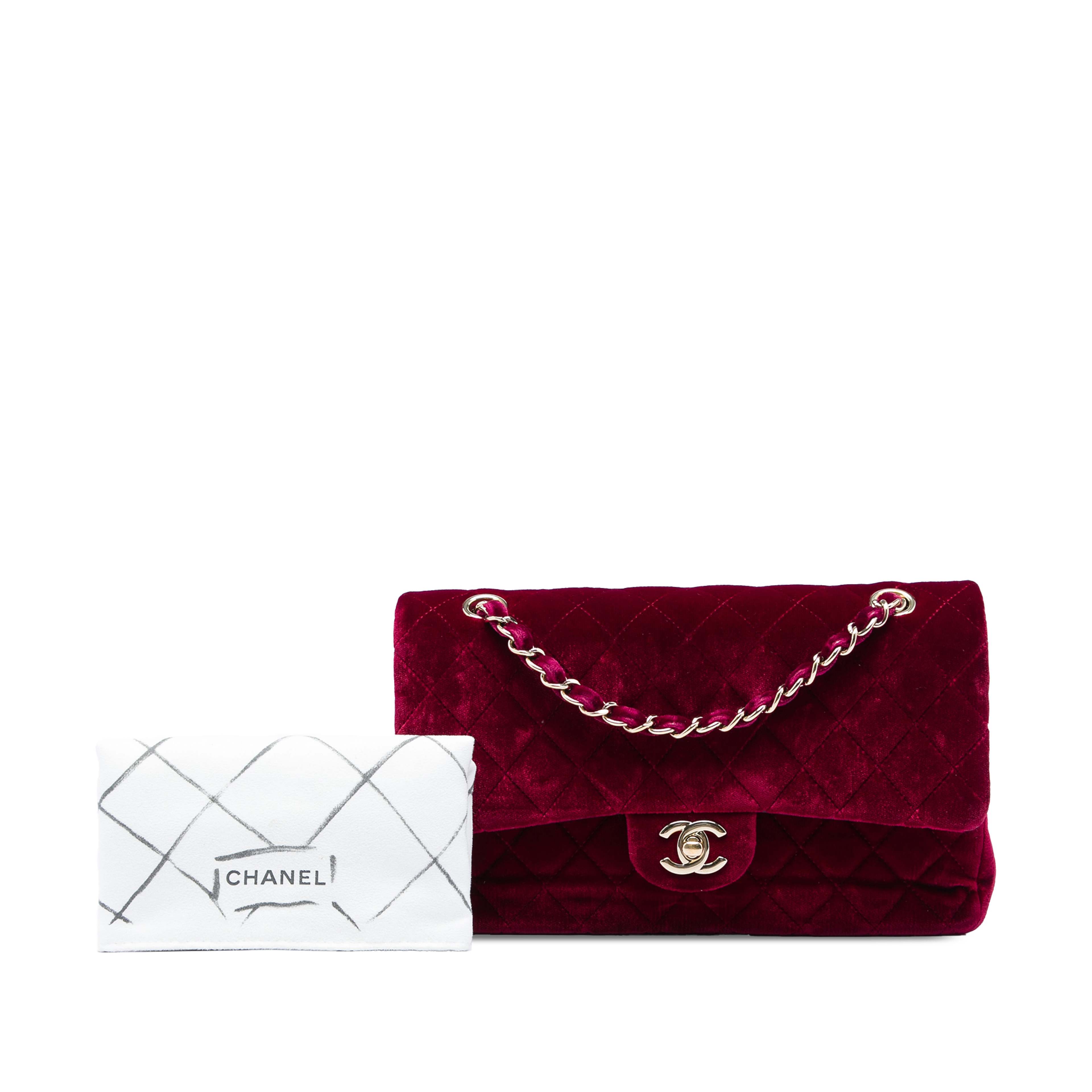 Chanel Medium Classic Velvet Double Flap, från Luxclusif, i färgen röd. Klicka för att öppna bilden i stort format