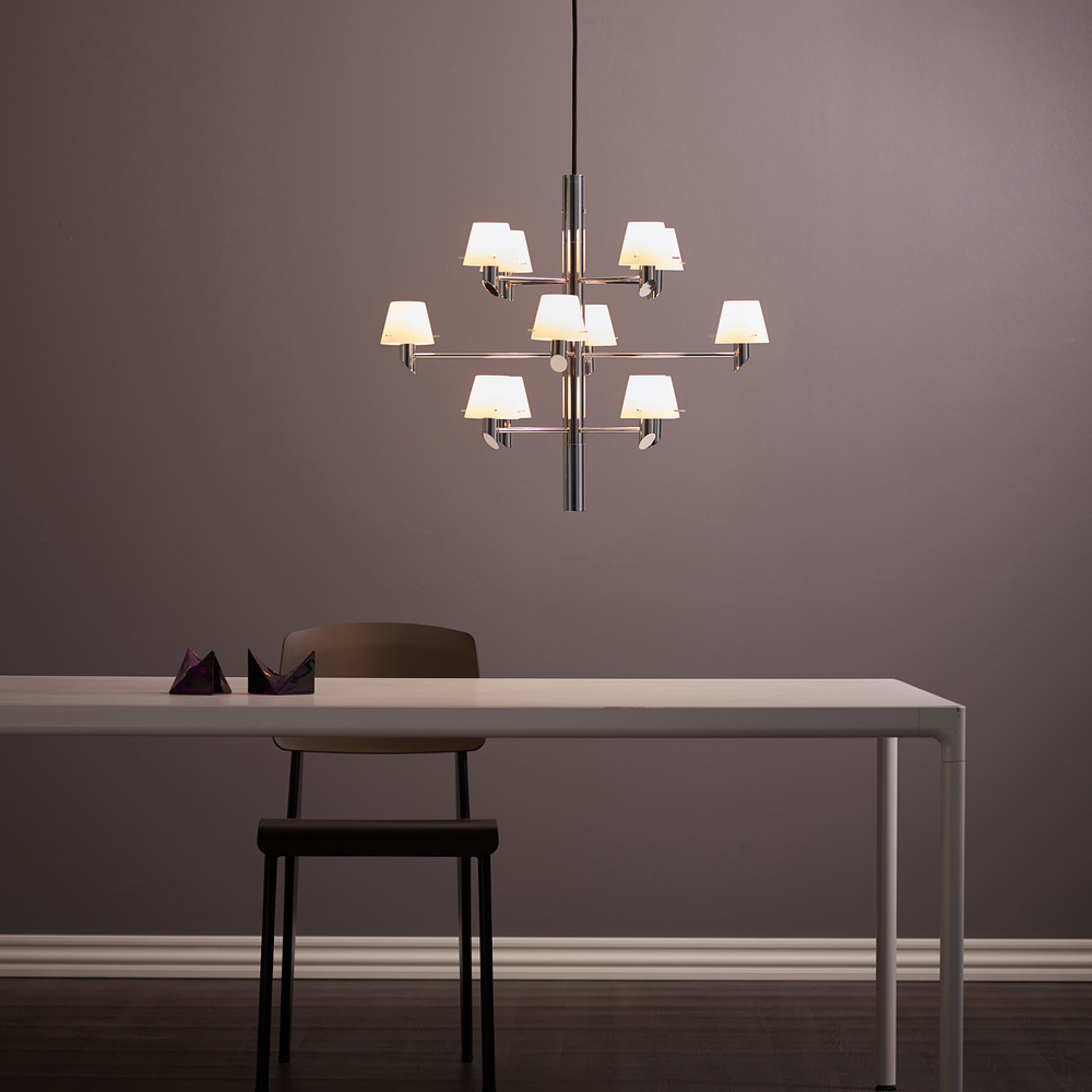 Krona Gil 12, från Herstal, i färgen krom/opal glas. Klicka för att öppna bilden i stort format