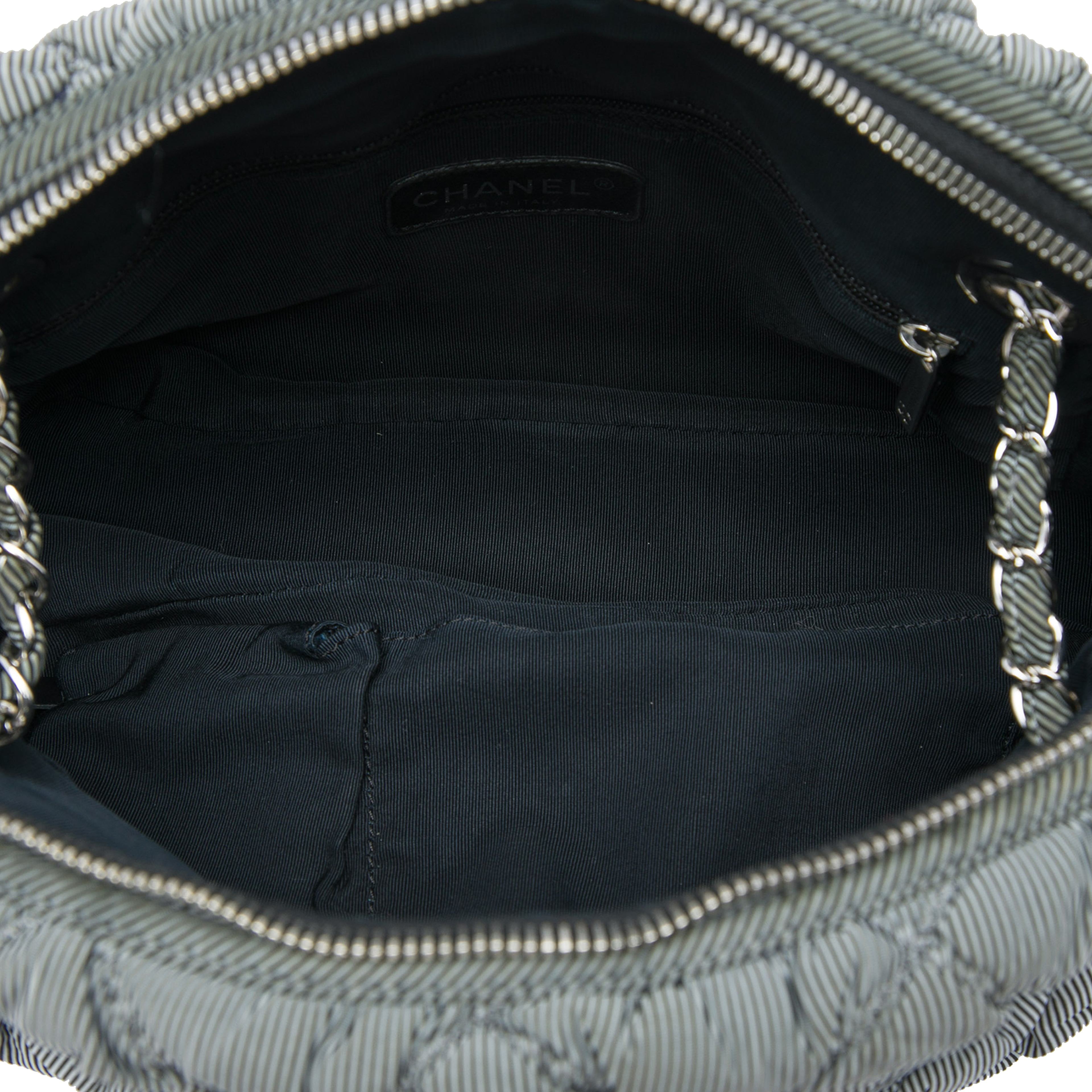Chanel Quilted Striped Nylon Bubble Shoulder Bag, från Luxclusif, i färgen grå. Klicka för att öppna bilden i stort format