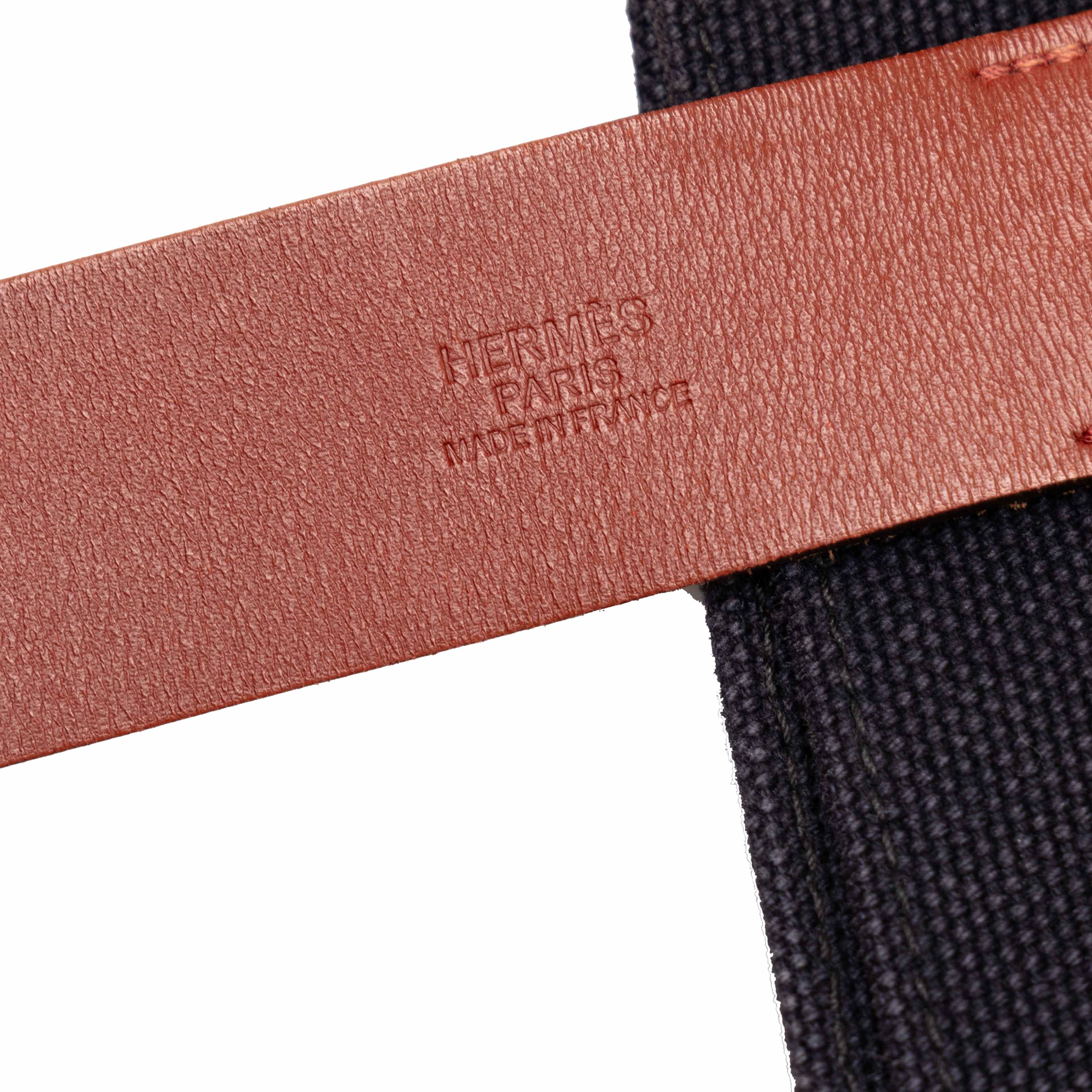 Hermès Toile Etriviere Shopping Tote, från Luxclusif, i färgen blå. Klicka för att öppna bilden i stort format