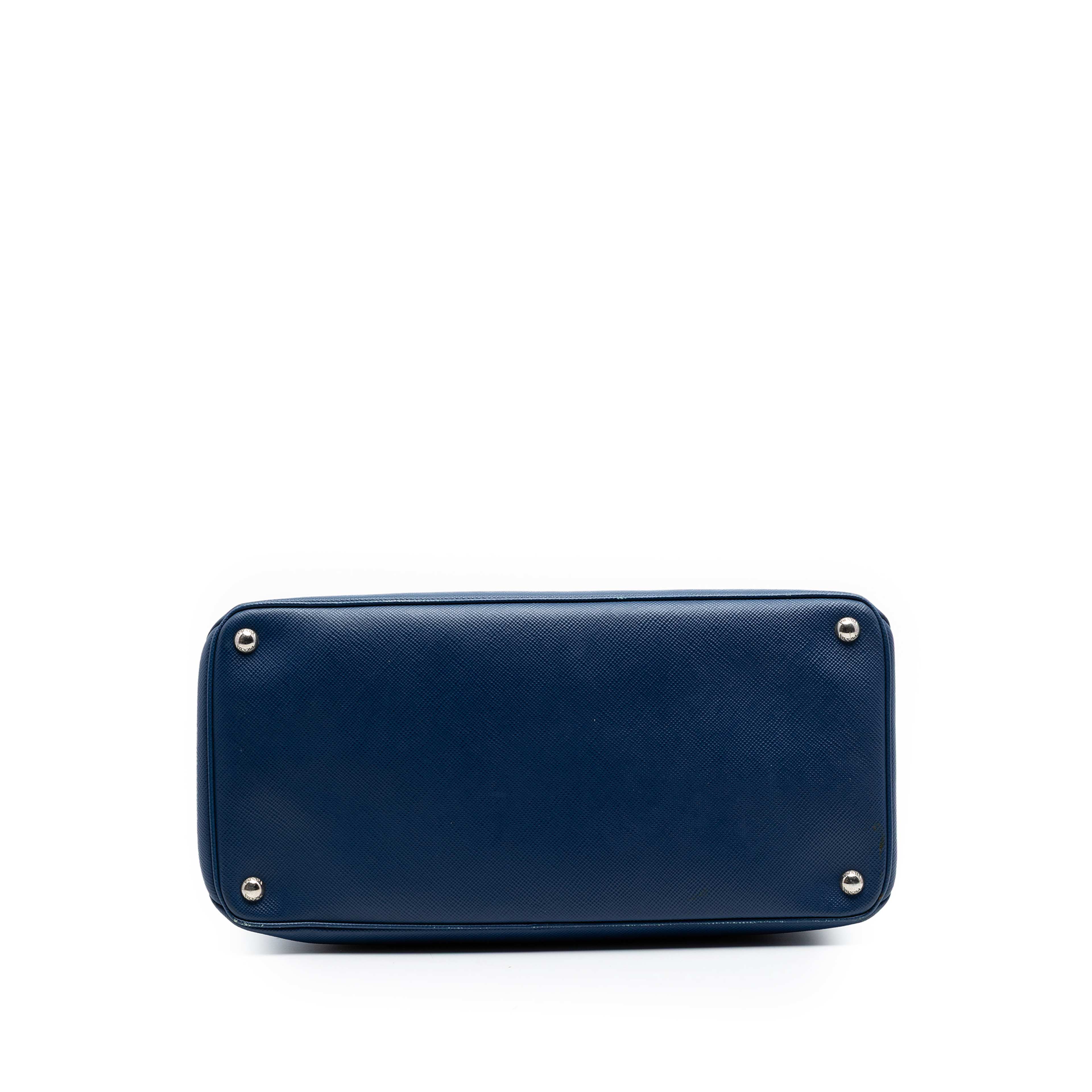 Prada Saffiano Cuir Turnlock Twin Satchel, från Luxclusif, i färgen blue. Klicka för att öppna bilden i stort format