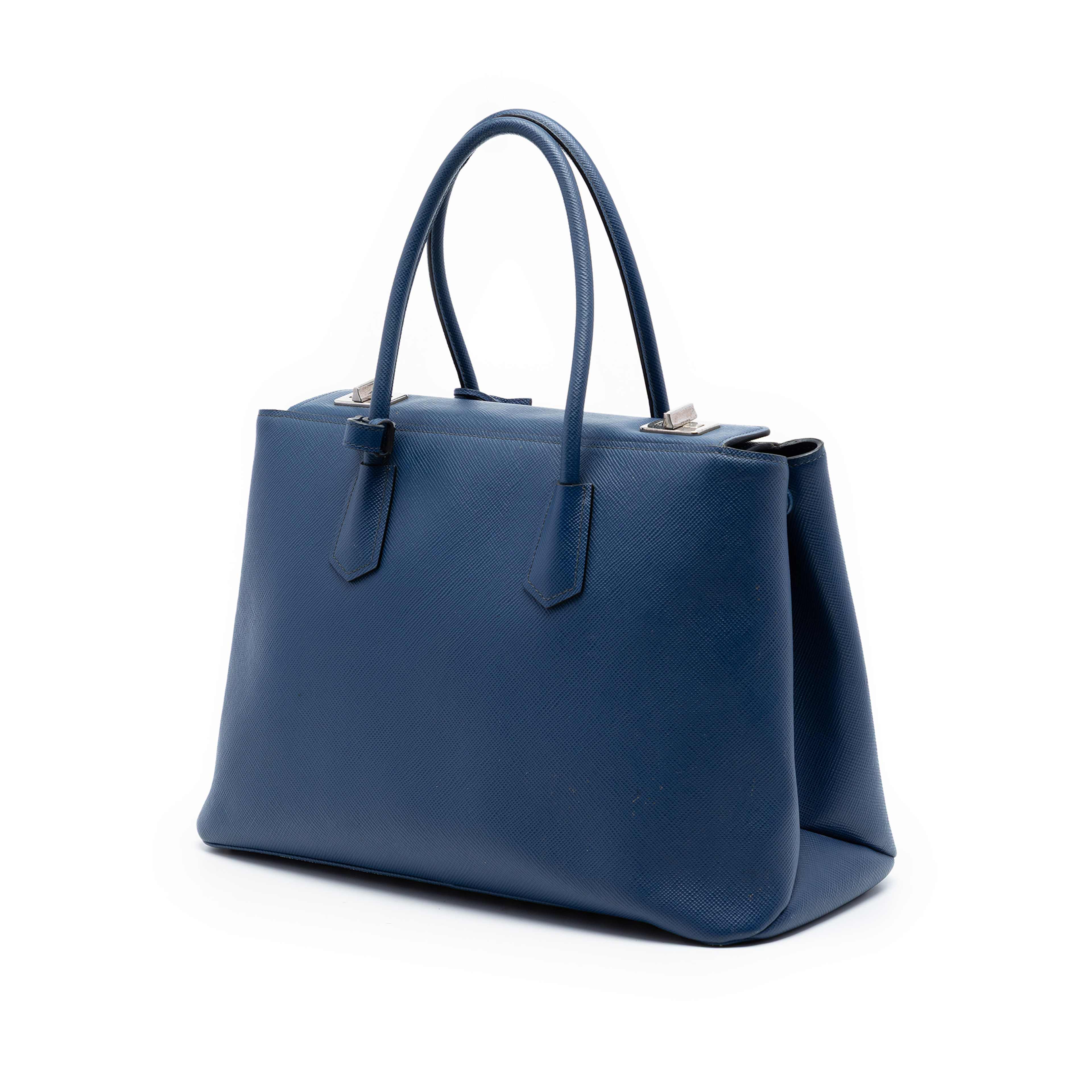Prada Saffiano Cuir Turnlock Twin Satchel, från Luxclusif, i färgen blå. Klicka för att öppna bilden i stort format