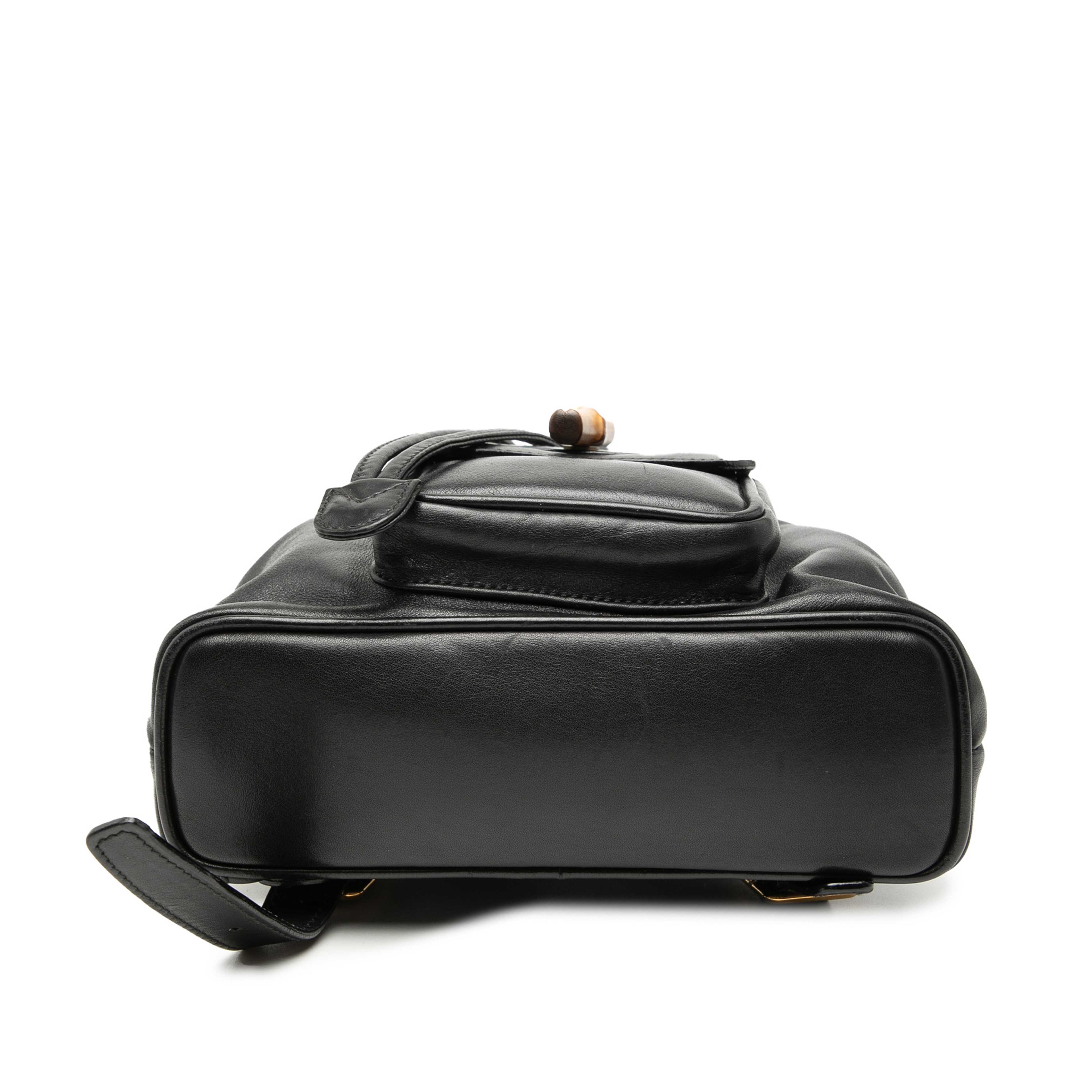 Gucci Leather Bamboo Drawstring Backpack, från Luxclusif, i färgen black. Klicka för att öppna bilden i stort format