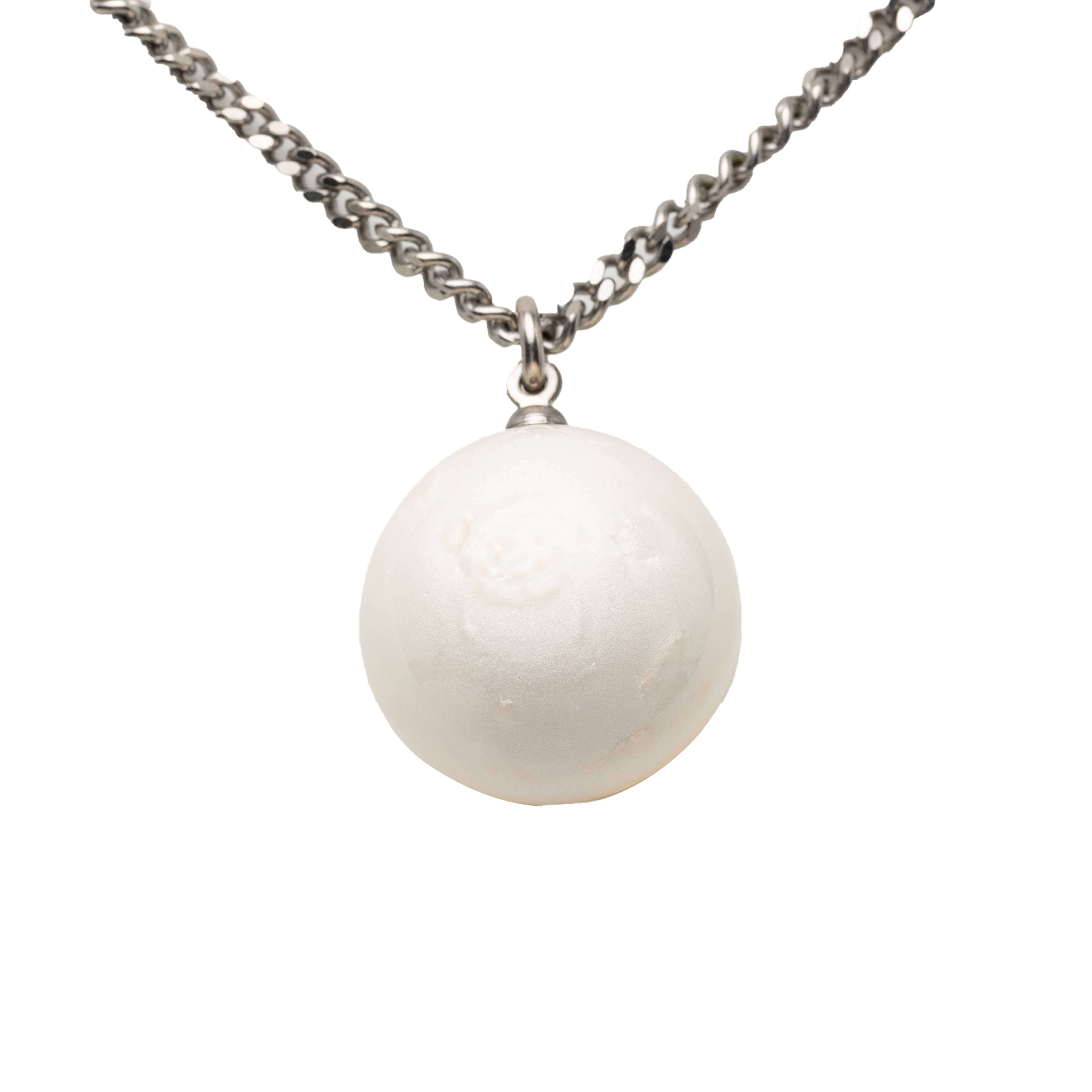 Chanel Cc Brass Resin Ball Pendant Necklace, från Luxclusif, i färgen silver. Klicka för att öppna bilden i stort format