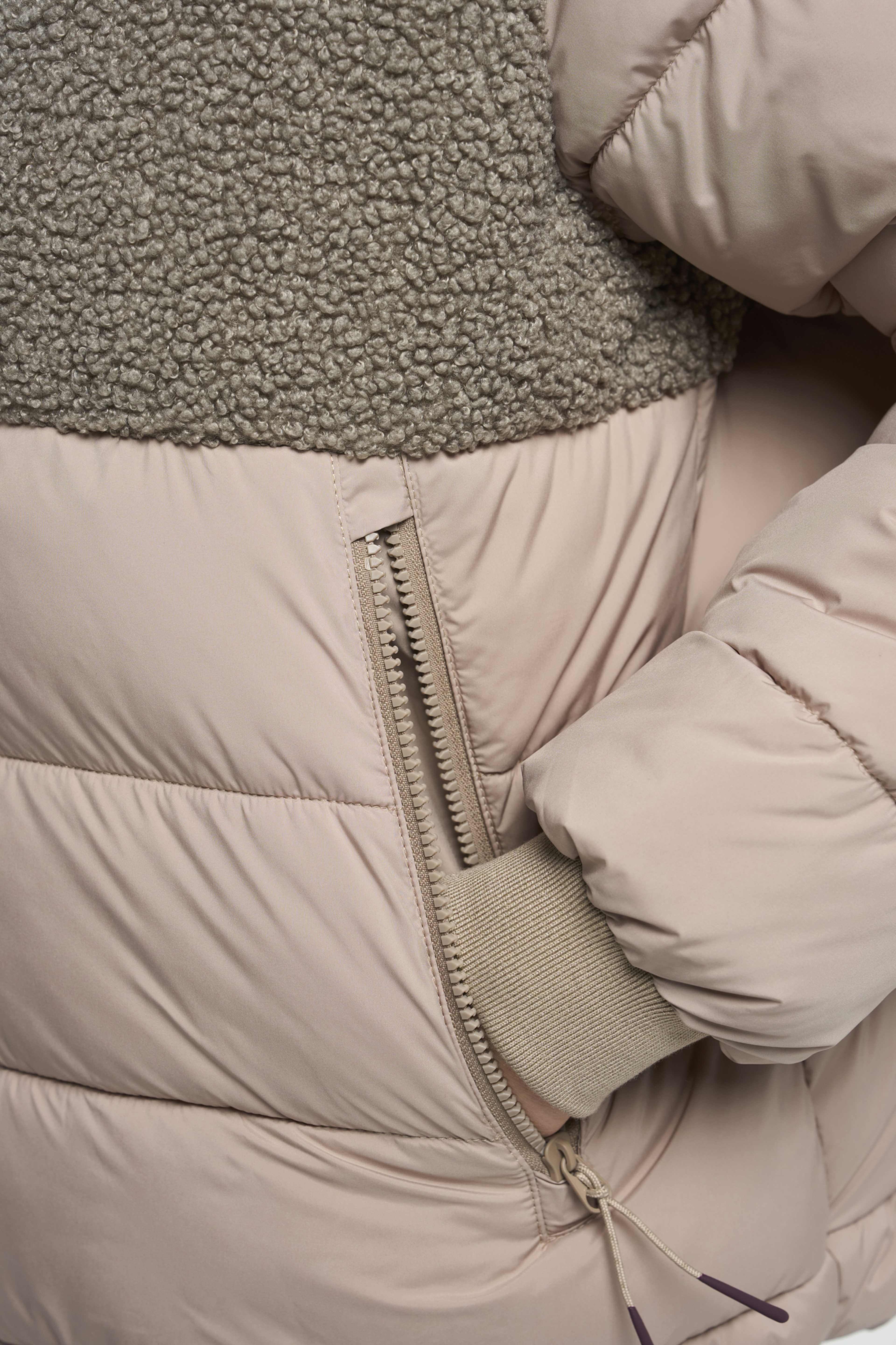 Kenun Hybrid Jacket Women, från Tenson, i färgen sand. Klicka för att öppna bilden i stort format