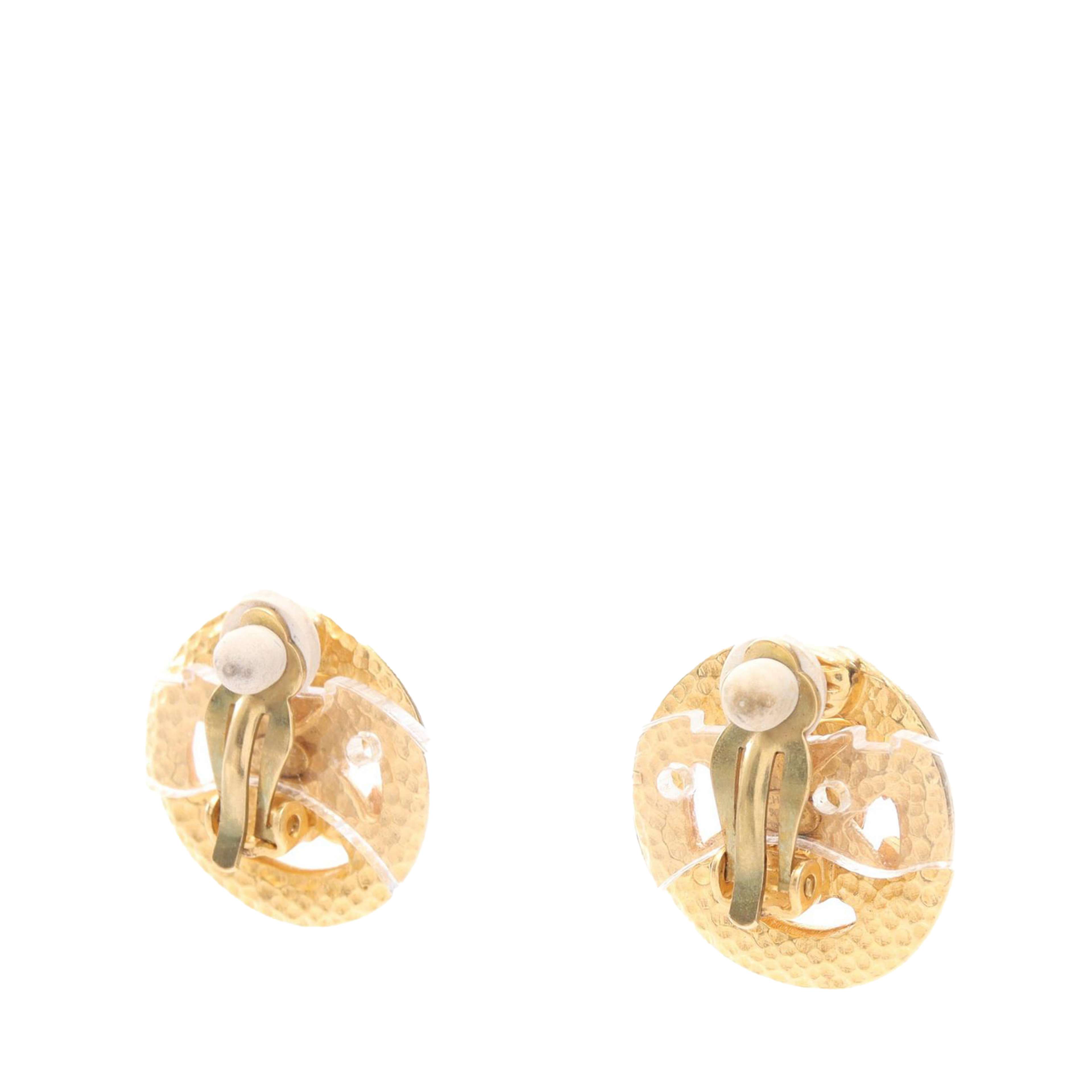 Chanel Cc Gold Plated Round Clip On Earrings, från Luxclusif, i färgen gold. Klicka för att öppna bilden i stort format