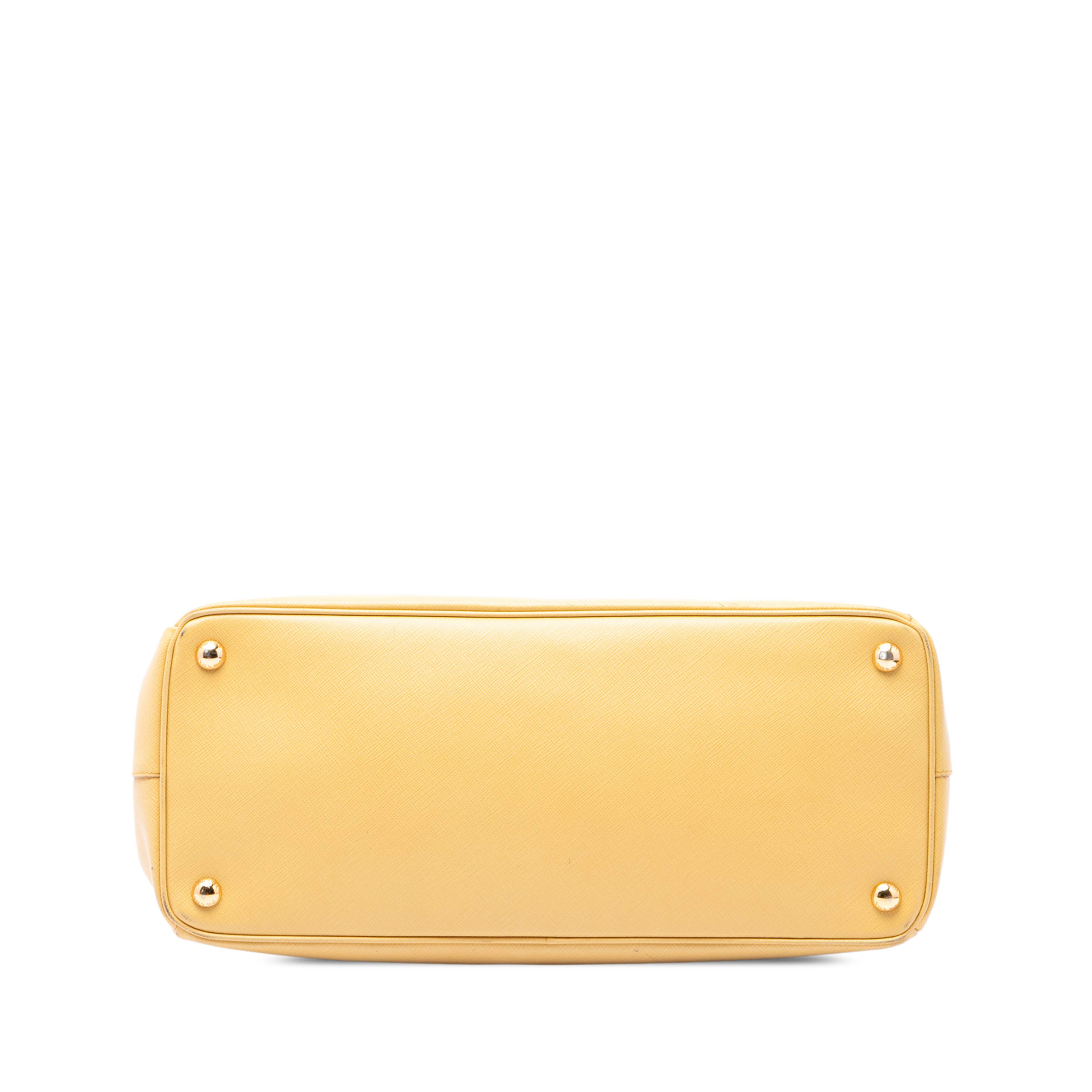 Prada Medium Saffiano Lux Galleria Double Zip Satchel, från Luxclusif, i färgen gul. Klicka för att öppna bilden i stort format