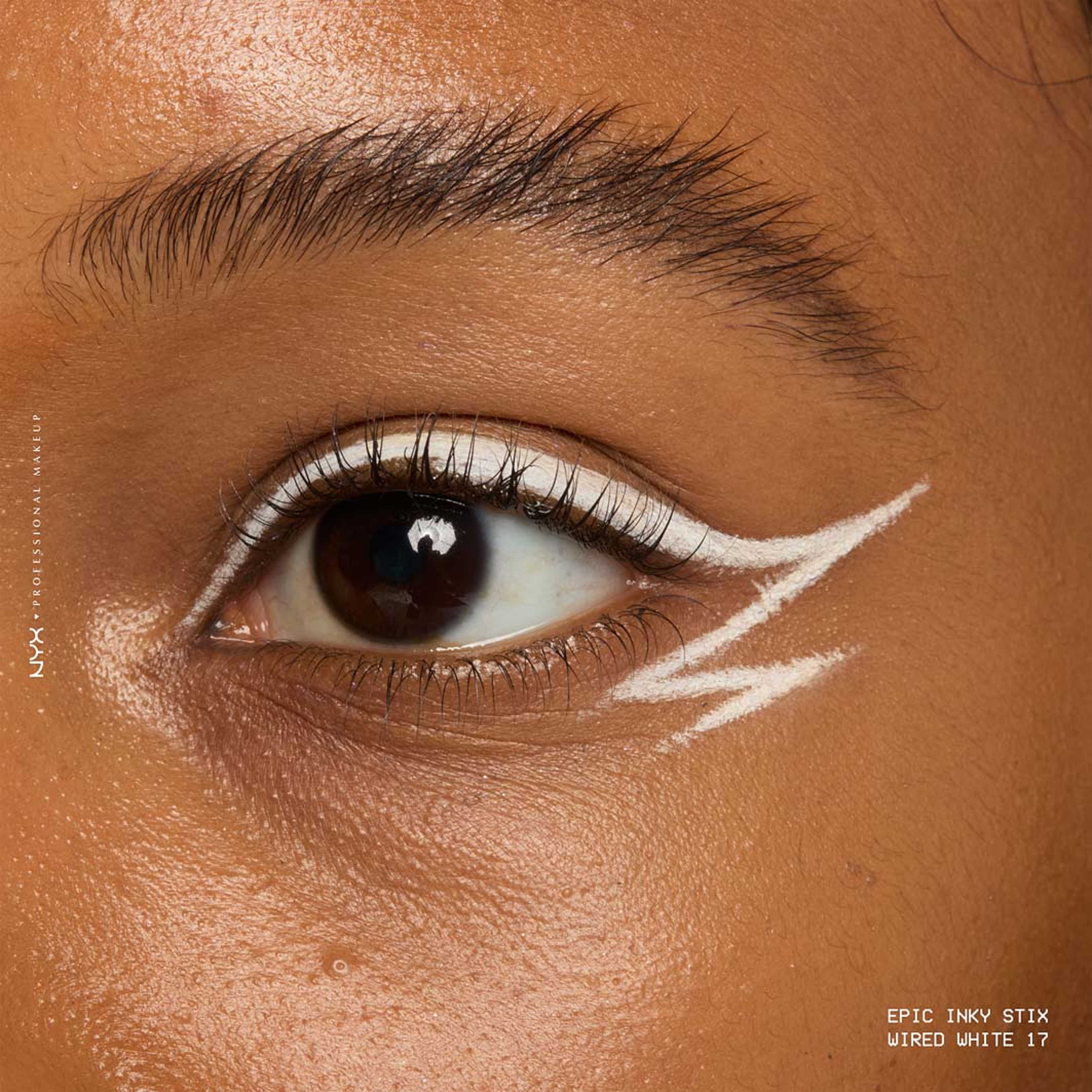 Epic Inky Stix, från NYX Professional Makeup, i färgen Wired White. Klicka för att öppna bilden i stort format