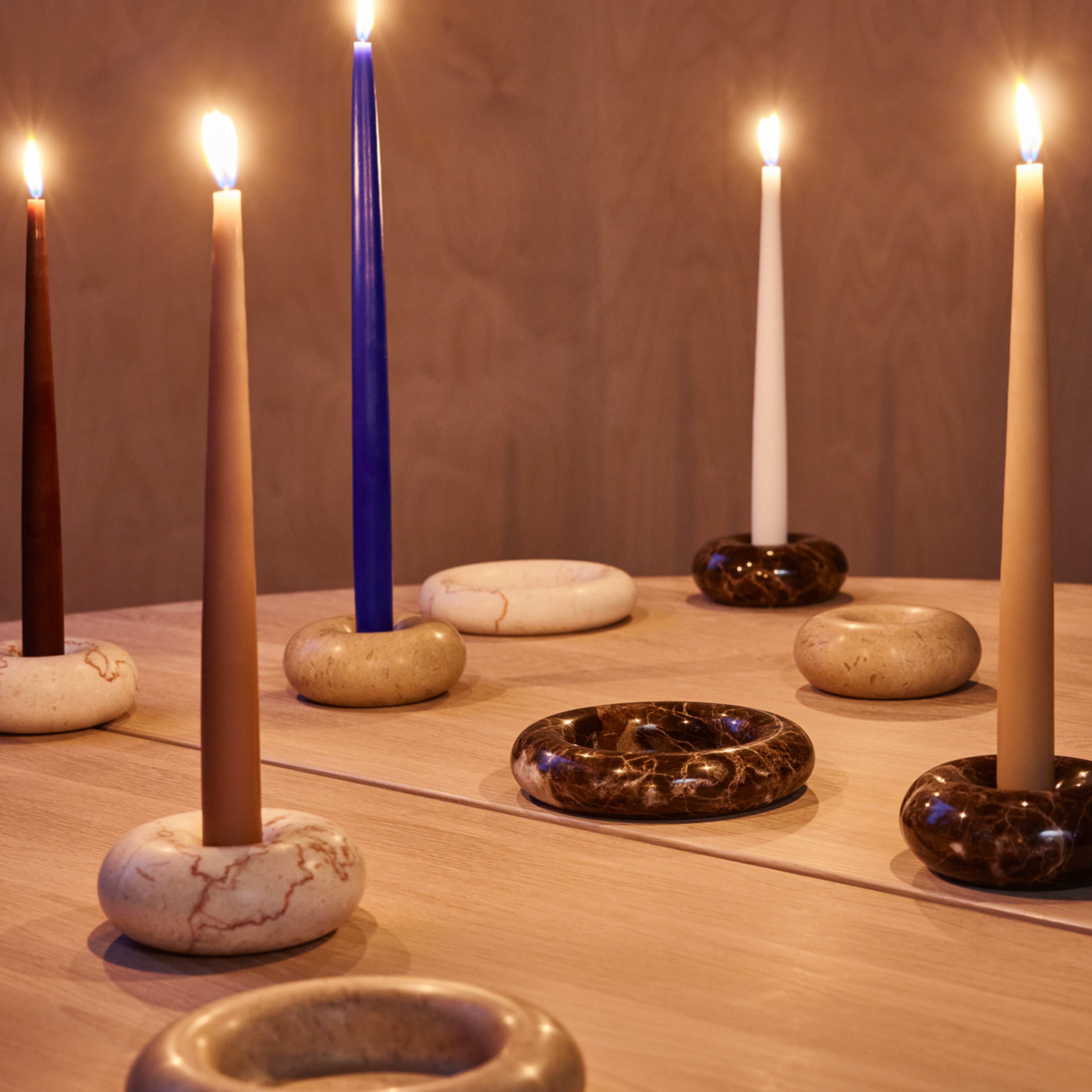 Savi Marble Candleholder, från OYOY Living, i färgen choko. Klicka för att öppna bilden i stort format