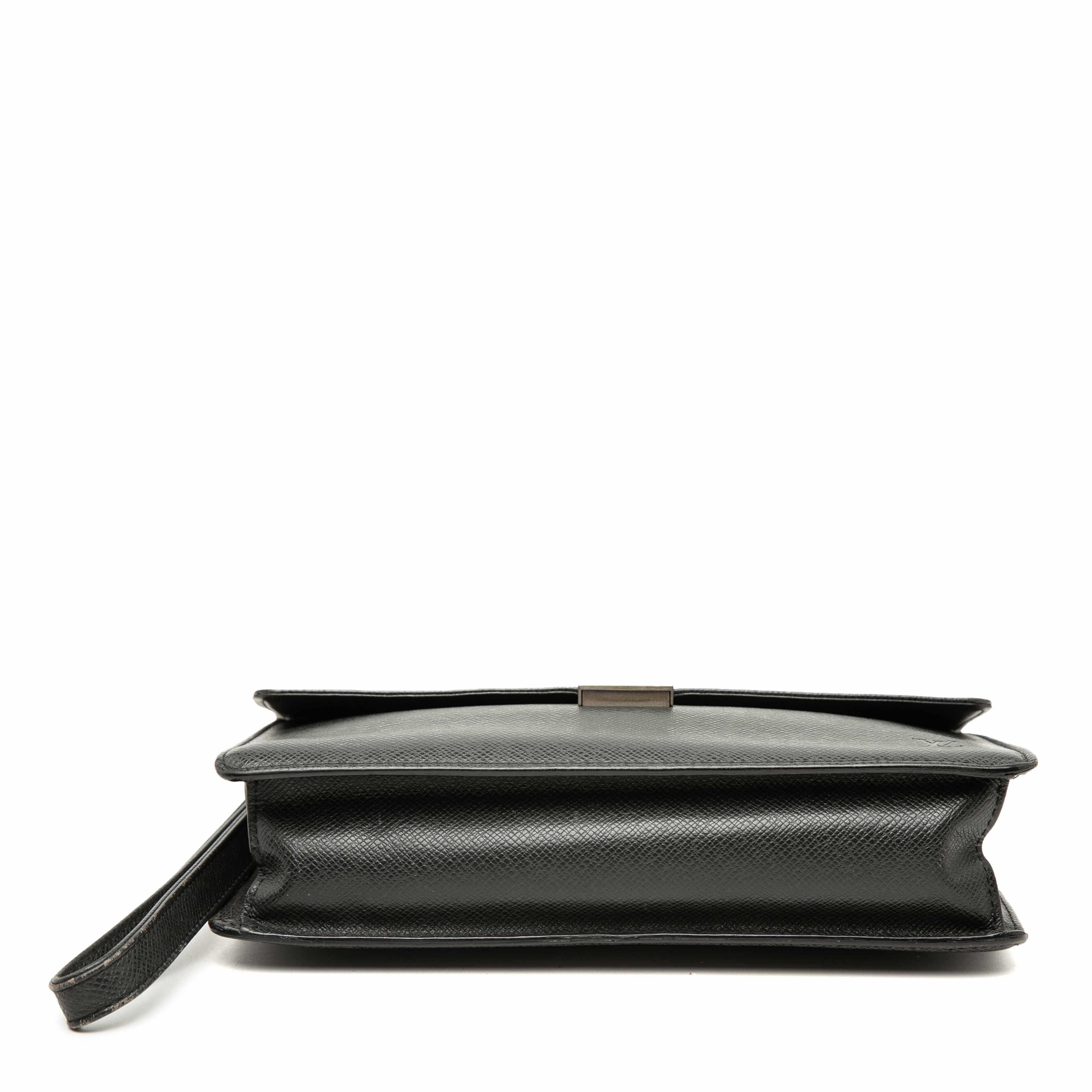 Louis Vuitton Taiga Selenga, från Luxclusif, i färgen svart. Klicka för att öppna bilden i stort format