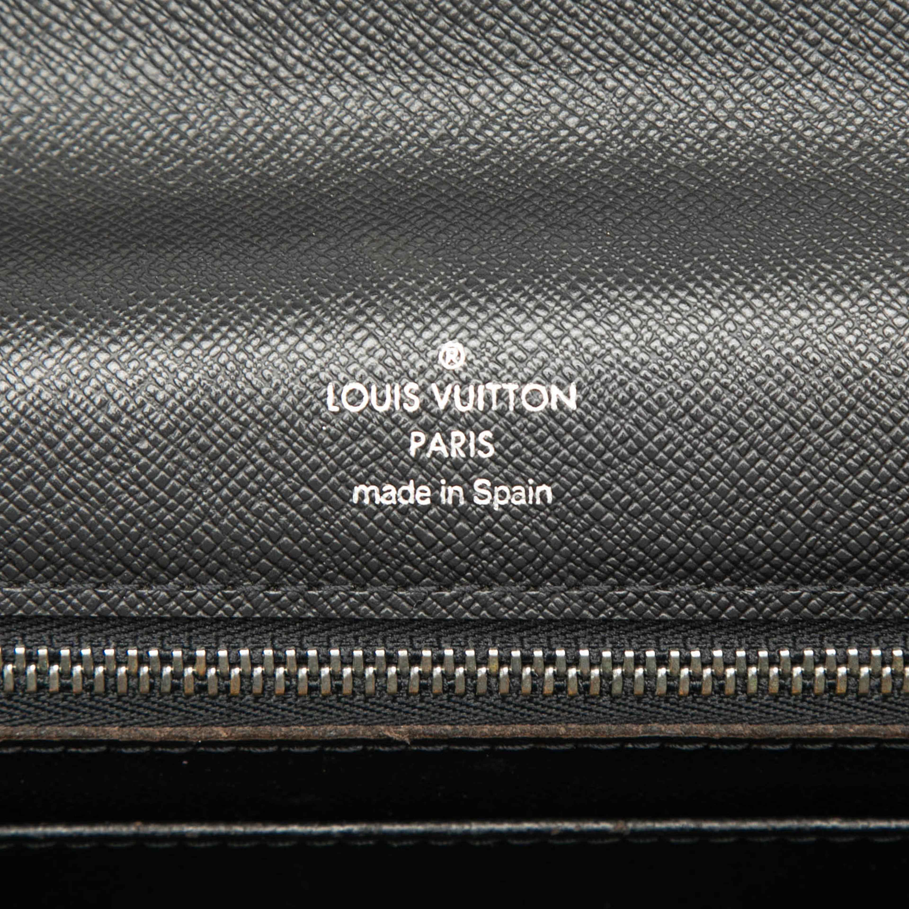 Louis Vuitton Taiga Selenga, från Luxclusif, i färgen svart. Klicka för att öppna bilden i stort format