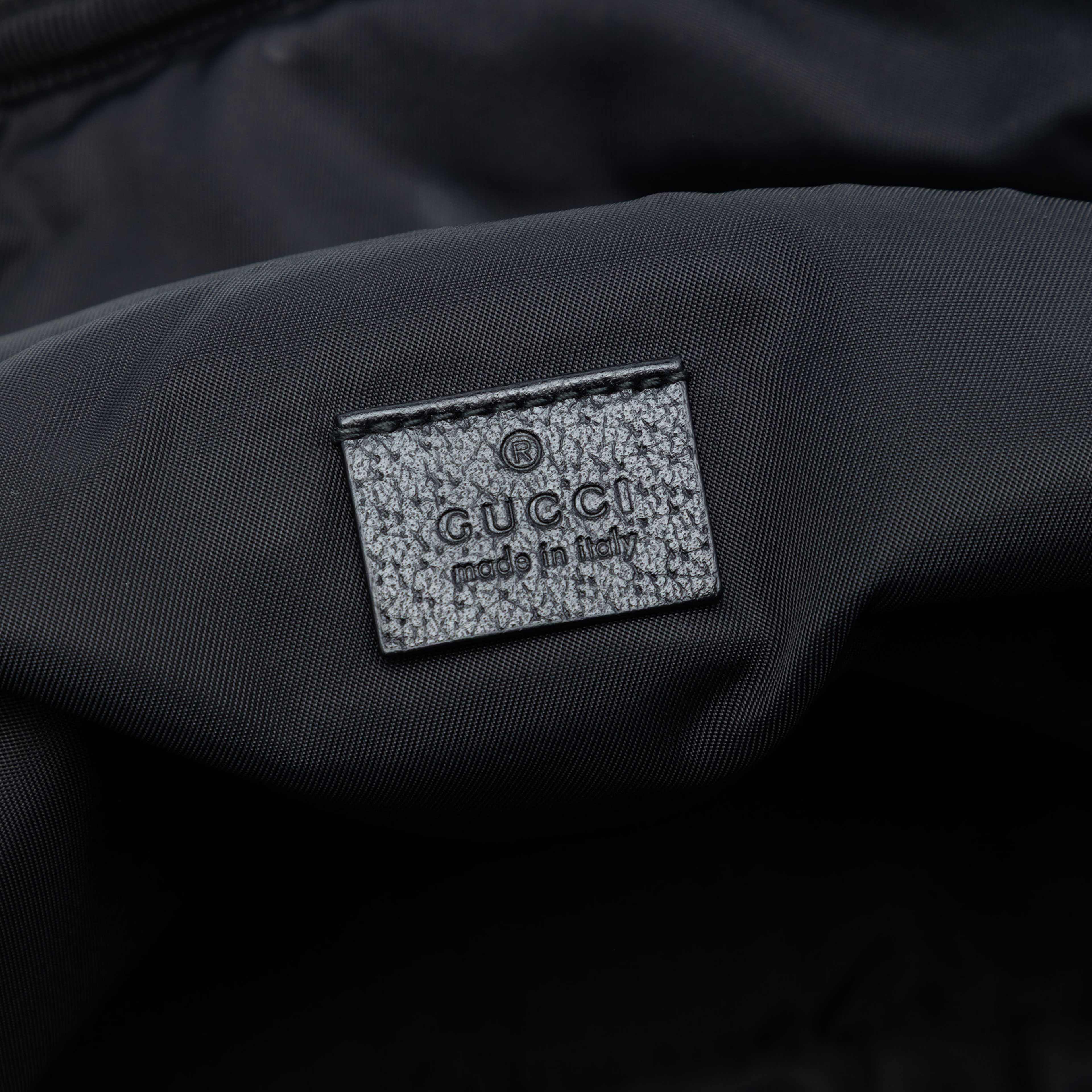 Gucci Nylon 80s Patch Convertible Belt Bag, från Luxclusif, i färgen black. Klicka för att öppna bilden i stort format