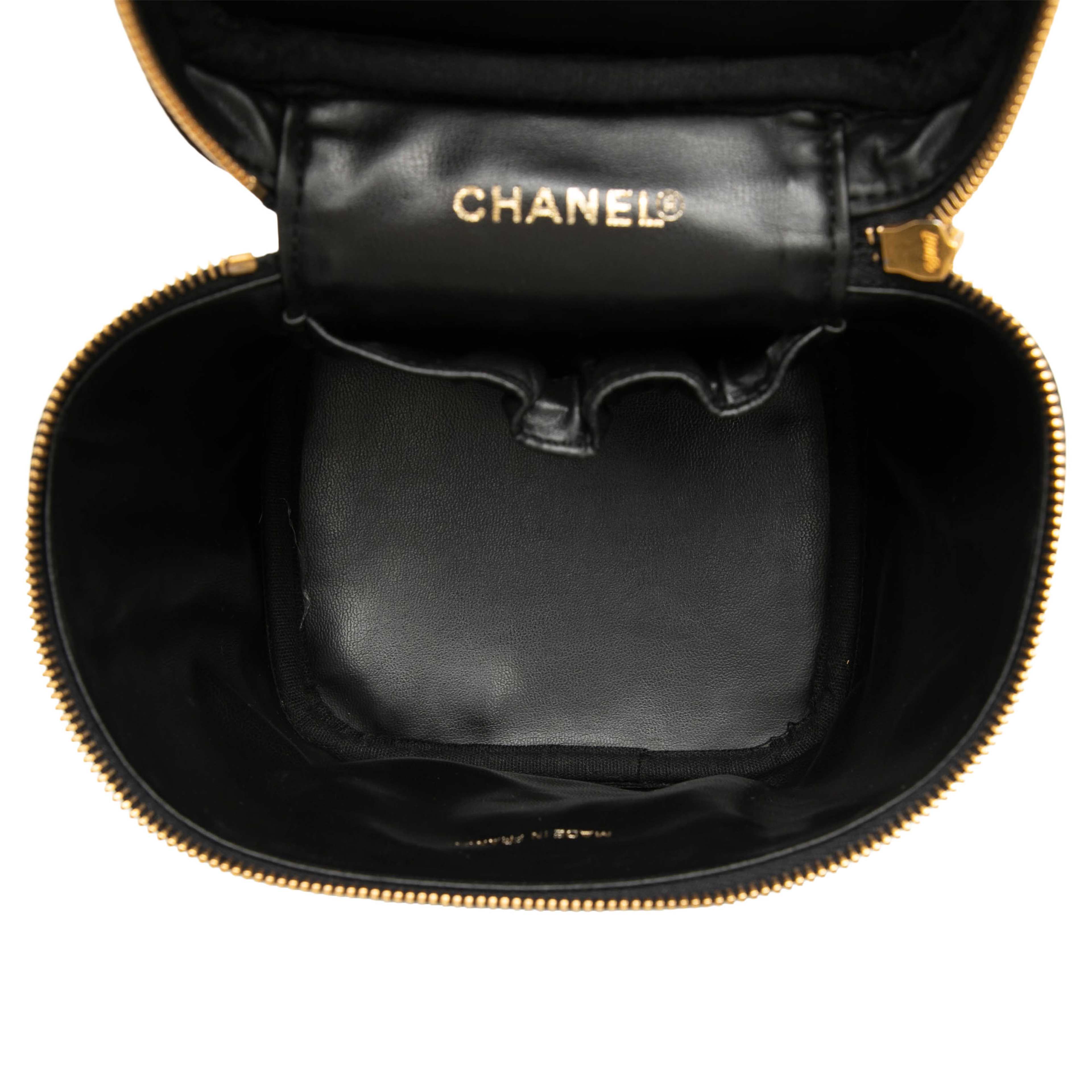Chanel Cc Caviar Vanity Bag, från Luxclusif, i färgen black. Klicka för att öppna bilden i stort format
