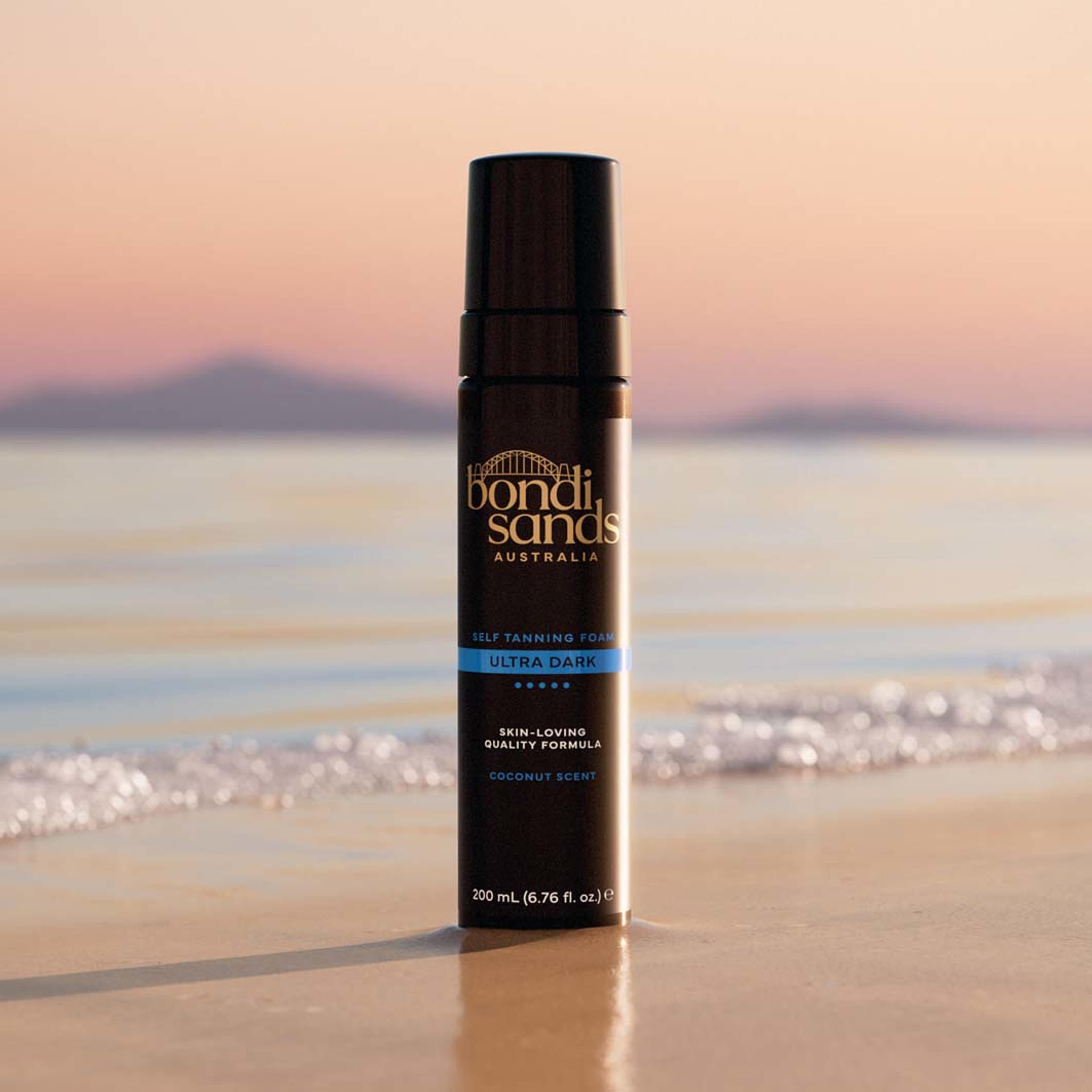 Self Tanning Foam Ultra Dark, från Bondi Sands, i färgen Ultra Dark. Klicka för att öppna bilden i stort format