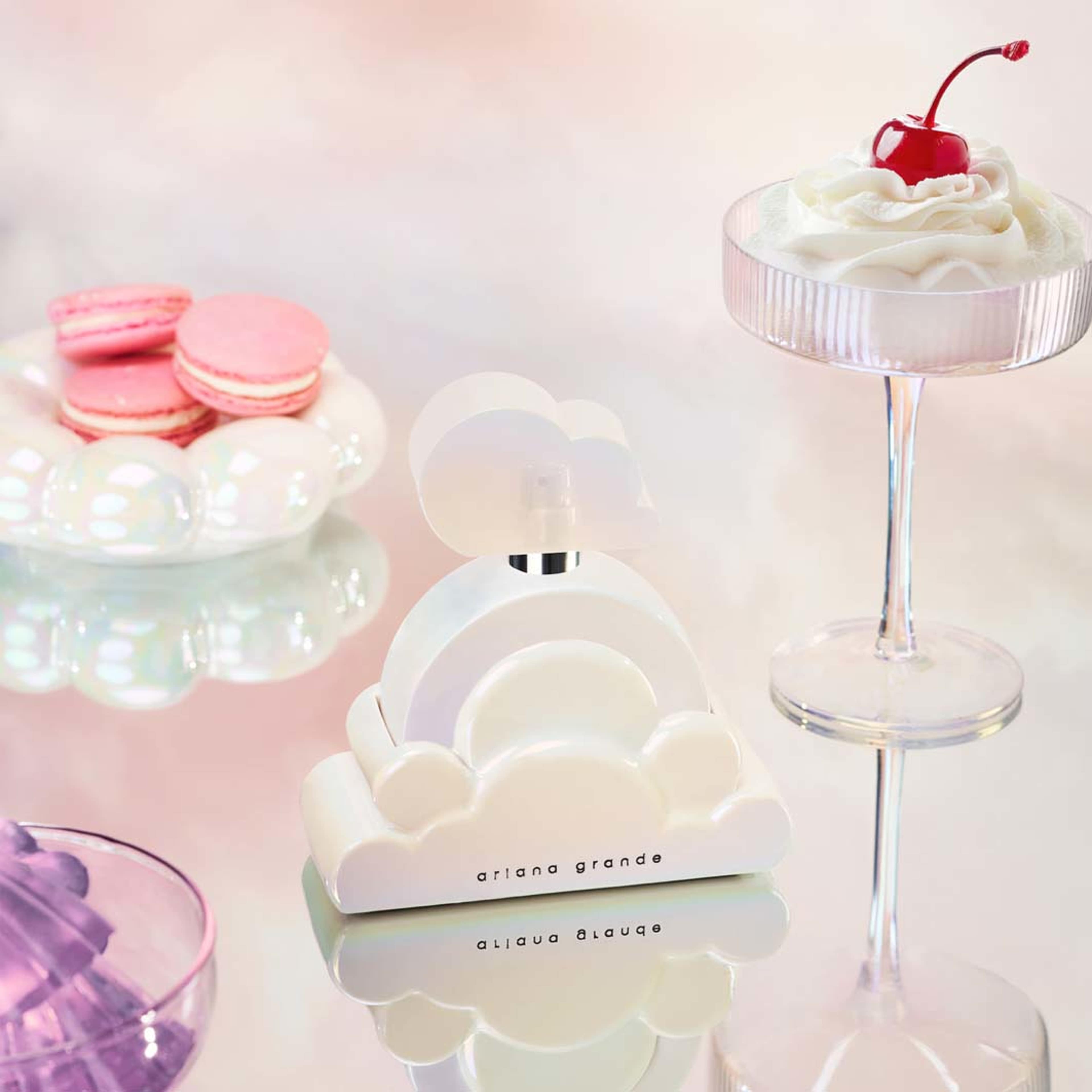 Cloud Aurora Eau de Parfum, från Ariana Grande. Klicka för att öppna bilden i stort format