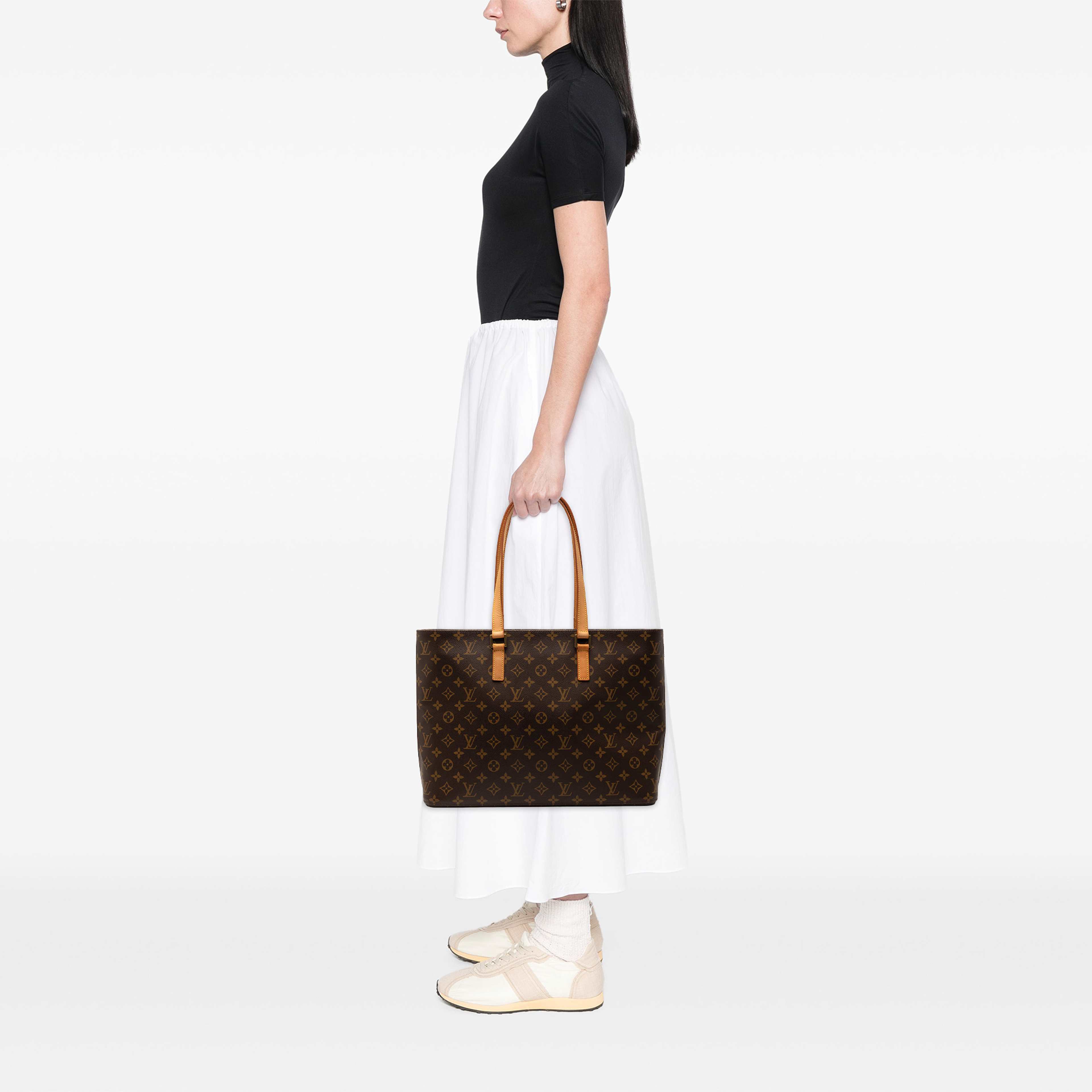 Louis Vuitton Monogram Luco, från Luxclusif, i färgen brun. Klicka för att öppna bilden i stort format