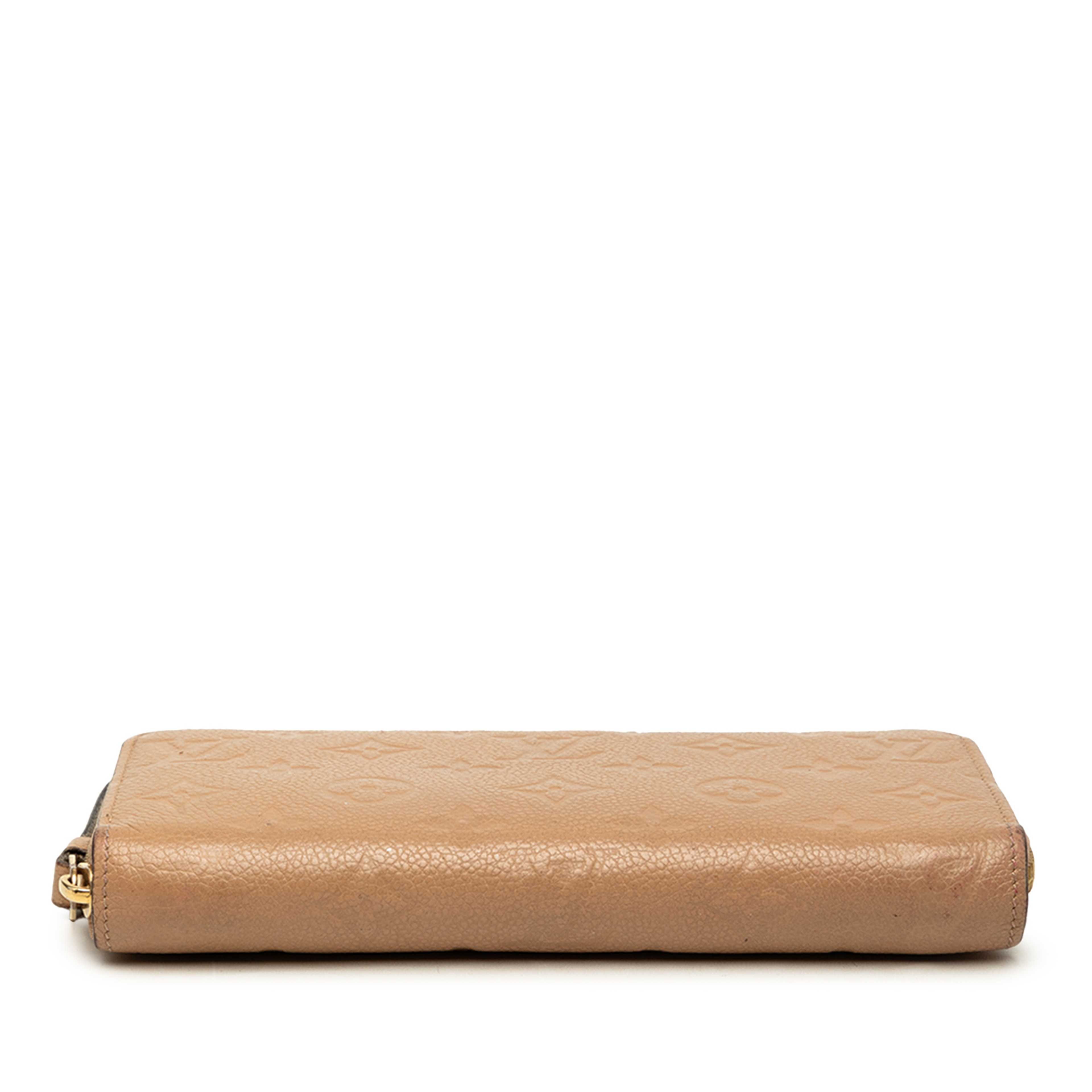 Louis Vuitton Monogram Empreinte Zippy Wallet, från Luxclusif, i färgen beige. Klicka för att öppna bilden i stort format