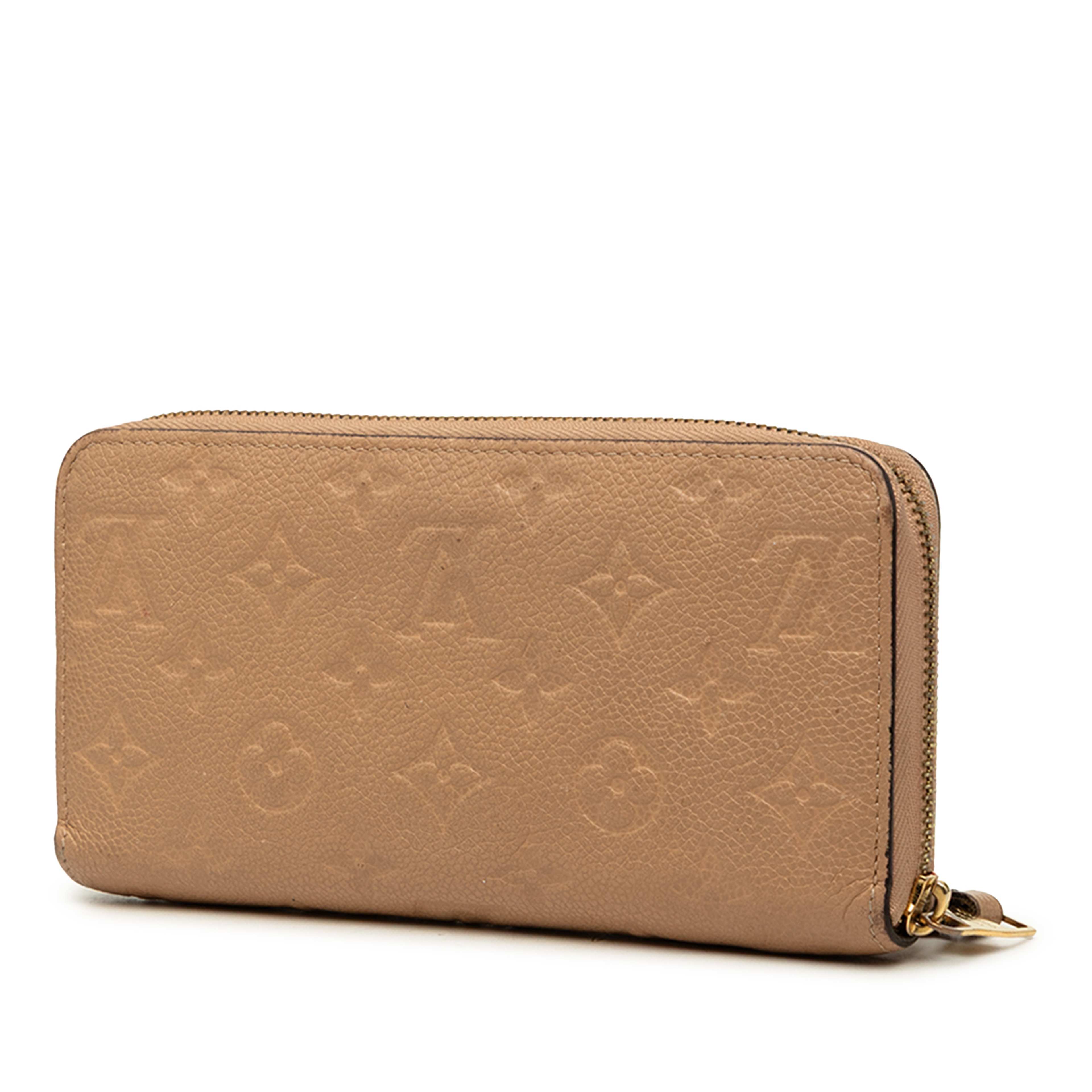 Louis Vuitton Monogram Empreinte Zippy Wallet, från Luxclusif, i färgen beige. Klicka för att öppna bilden i stort format