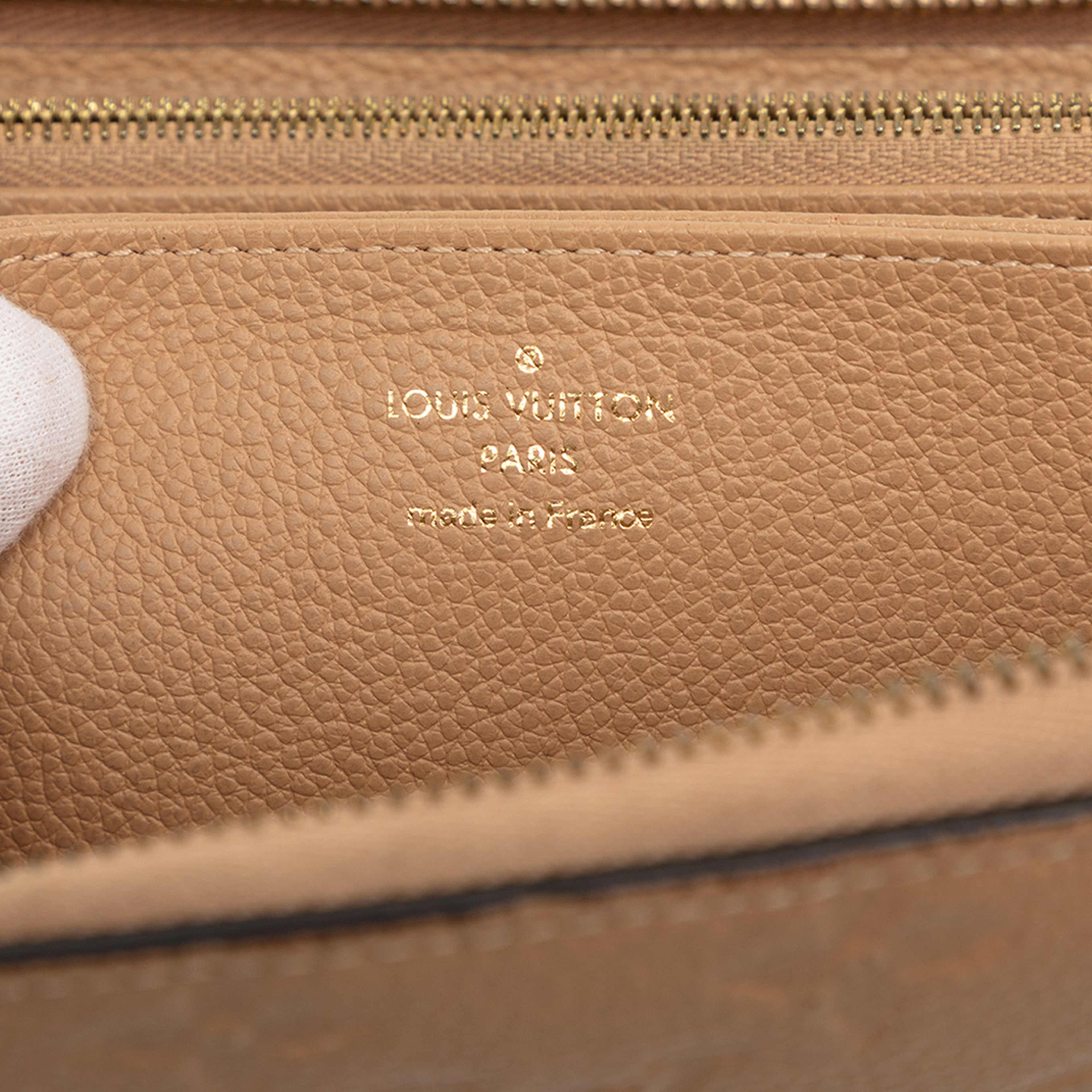 Louis Vuitton Monogram Empreinte Zippy Wallet, från Luxclusif, i färgen beige. Klicka för att öppna bilden i stort format