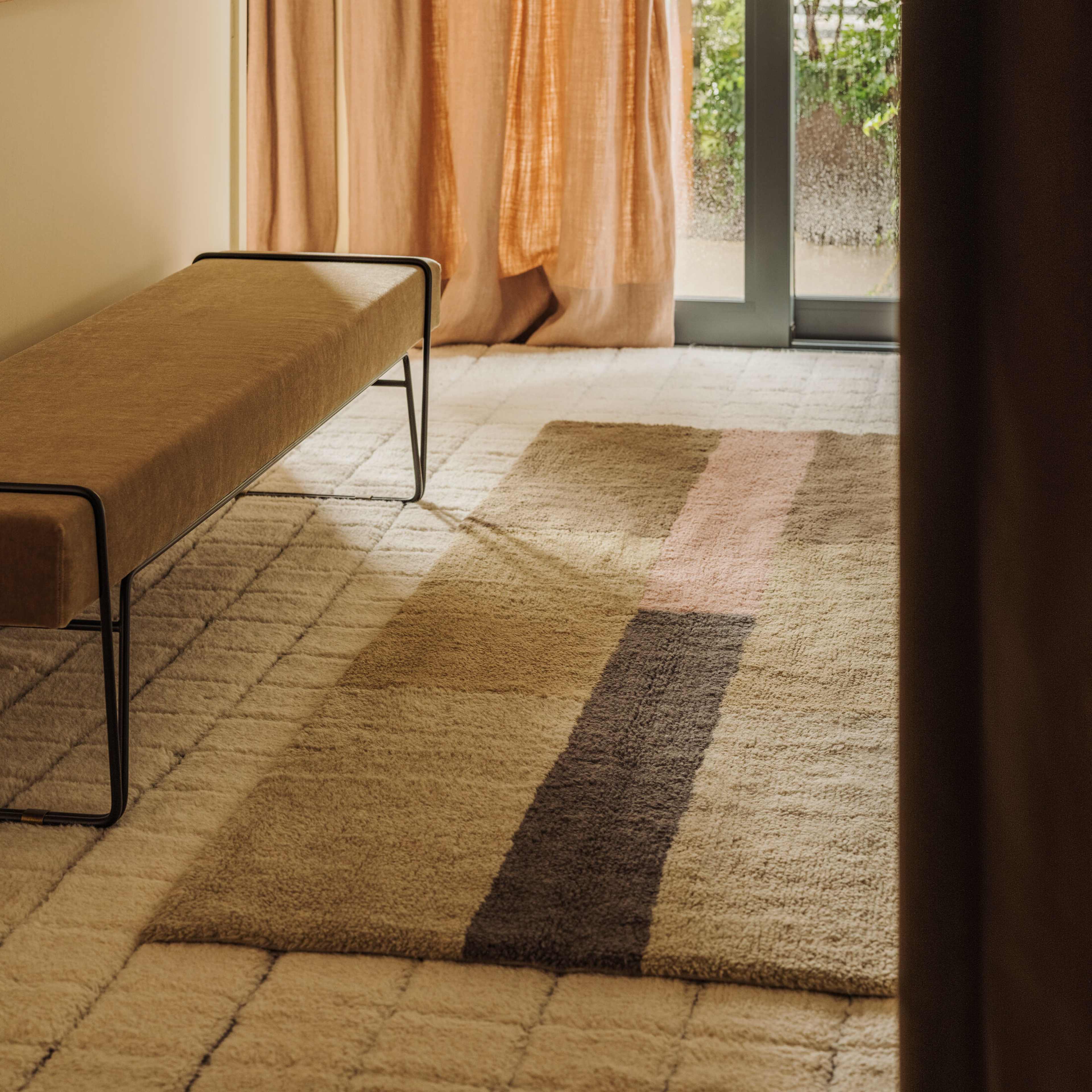 Ullmatta Chroma Dammrosa, från LORENA CANALS, i färgen naturlig canvas, basilika, moss, kol, dammrosa, mandel frost. Klicka för att öppna bilden i stort format