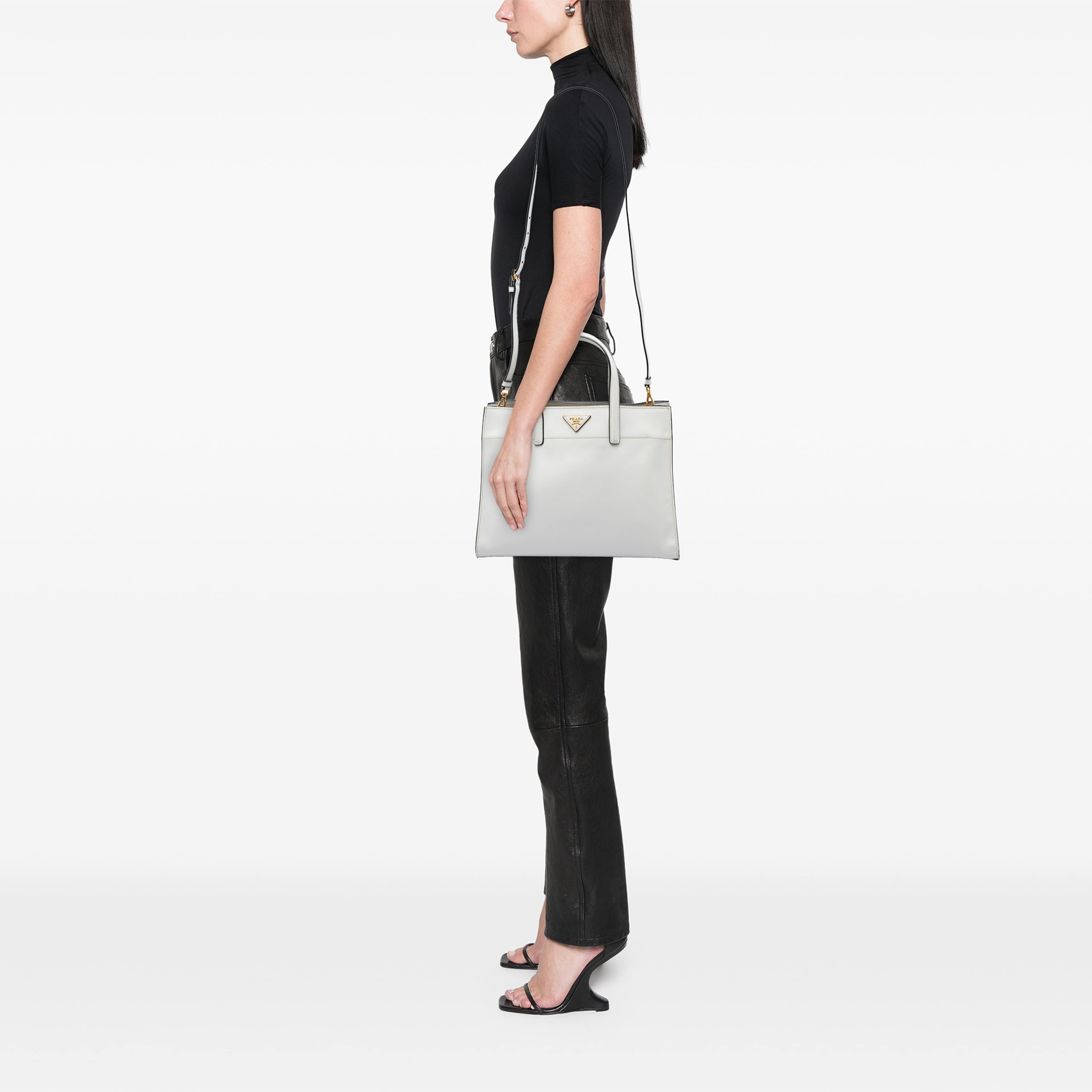 Prada Saffiano Soft Triple Pocket Tote, från Luxclusif, i färgen vit. Klicka för att öppna bilden i stort format
