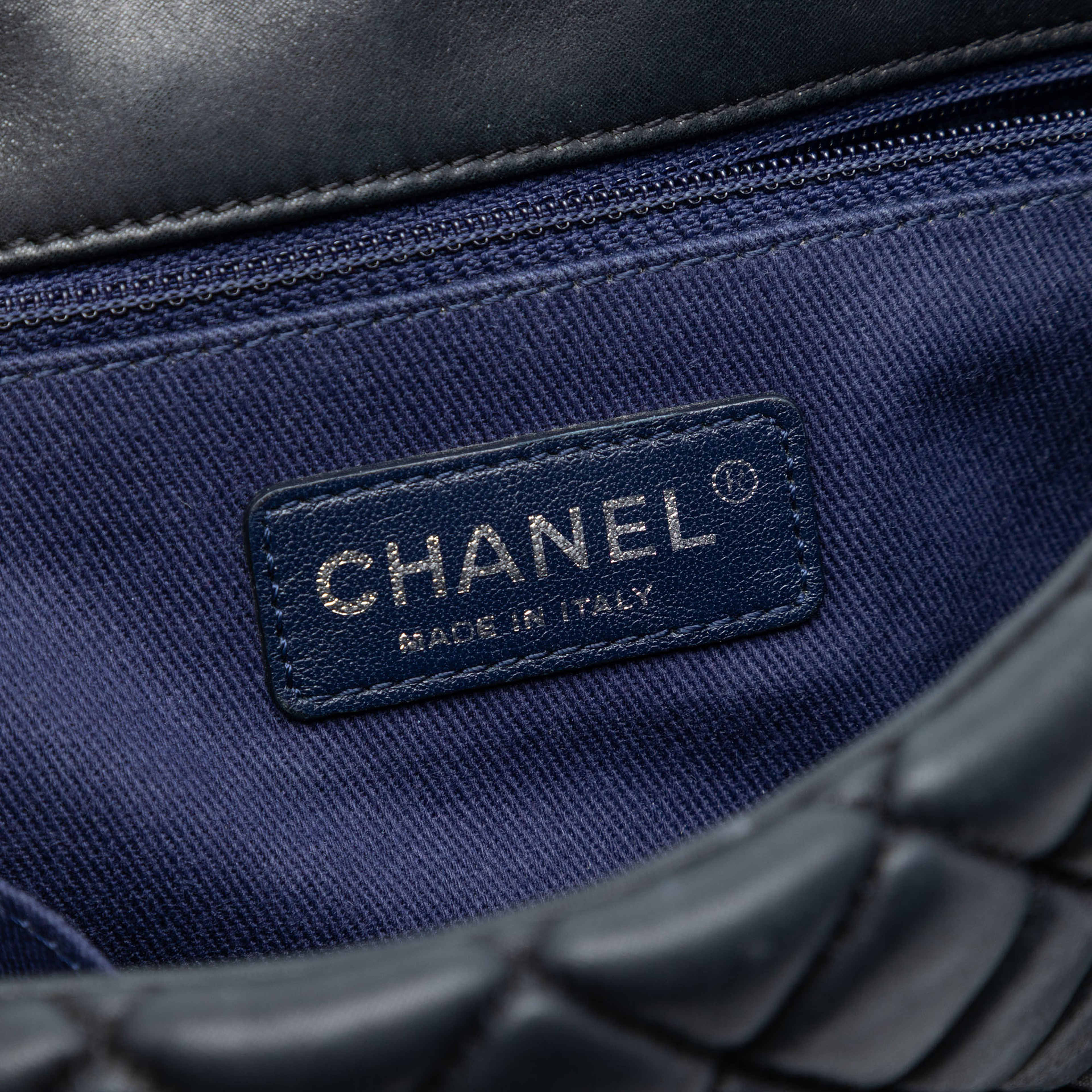 Chanel Large Quilted Iridescent Calfskin New Bubble Flap, från Luxclusif, i färgen svart. Klicka för att öppna bilden i stort format