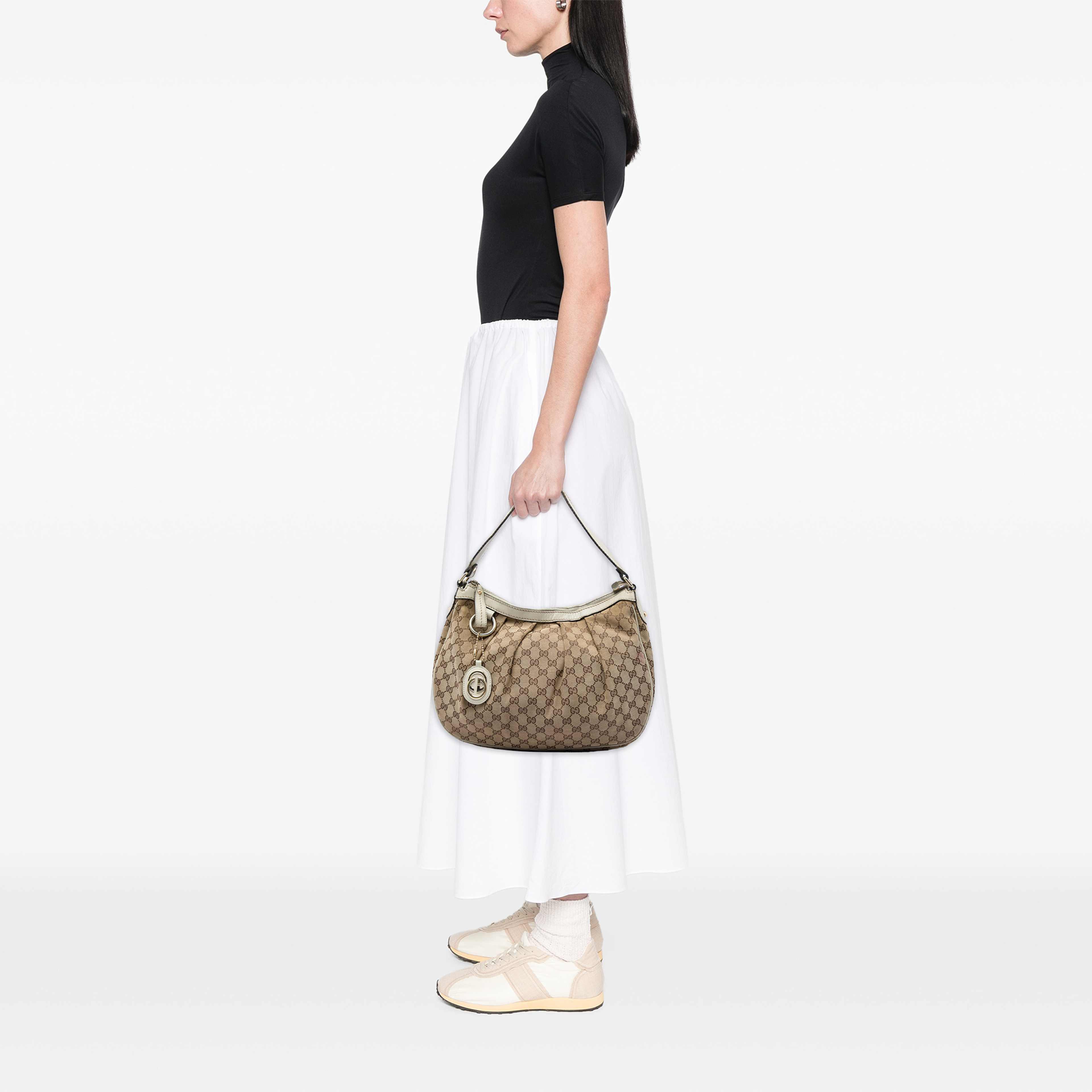 Gucci Gg Canvas Sukey Shoulder Bag, från Luxclusif, i färgen beige. Klicka för att öppna bilden i stort format