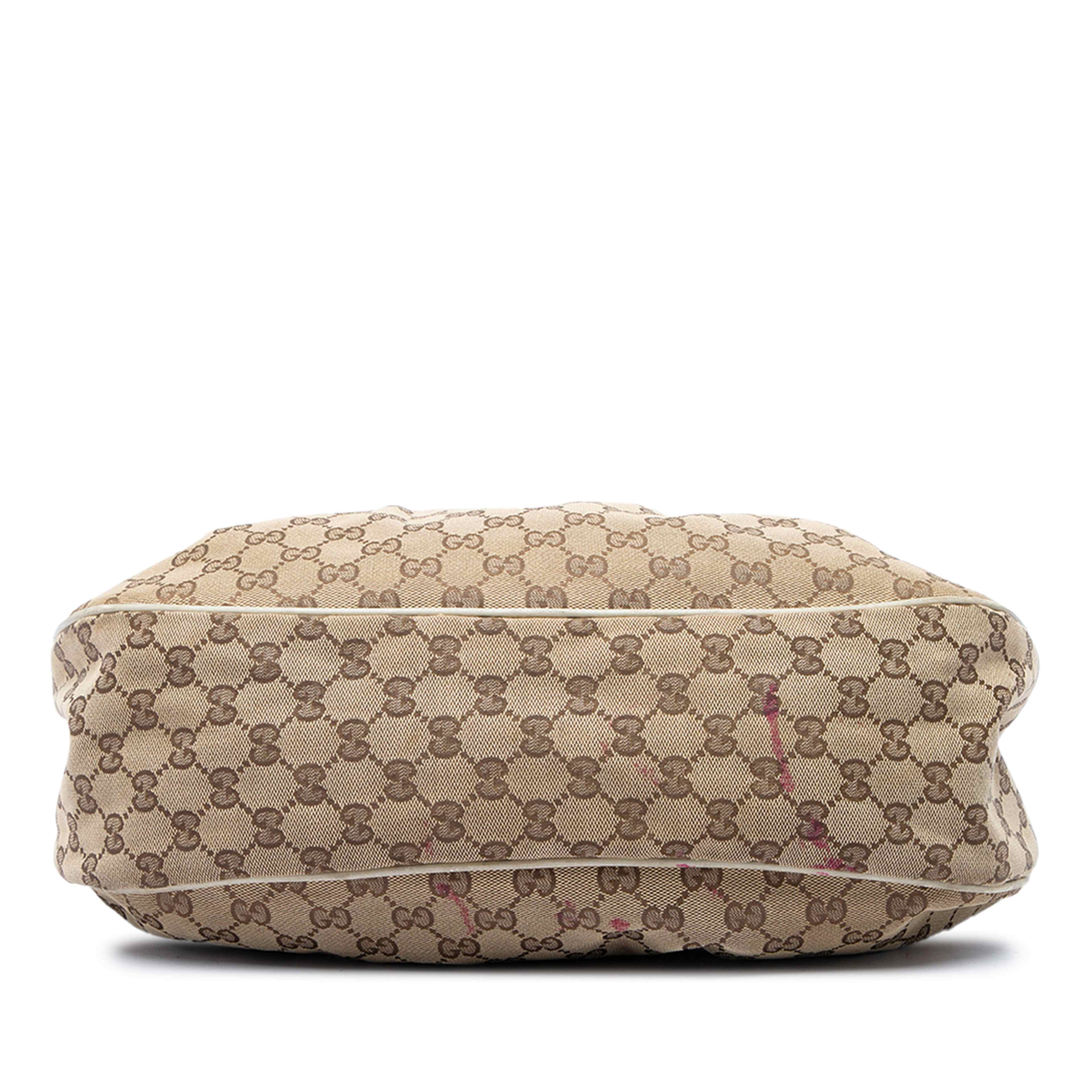 Gucci Gg Canvas Sukey Shoulder Bag, från Luxclusif, i färgen beige. Klicka för att öppna bilden i stort format