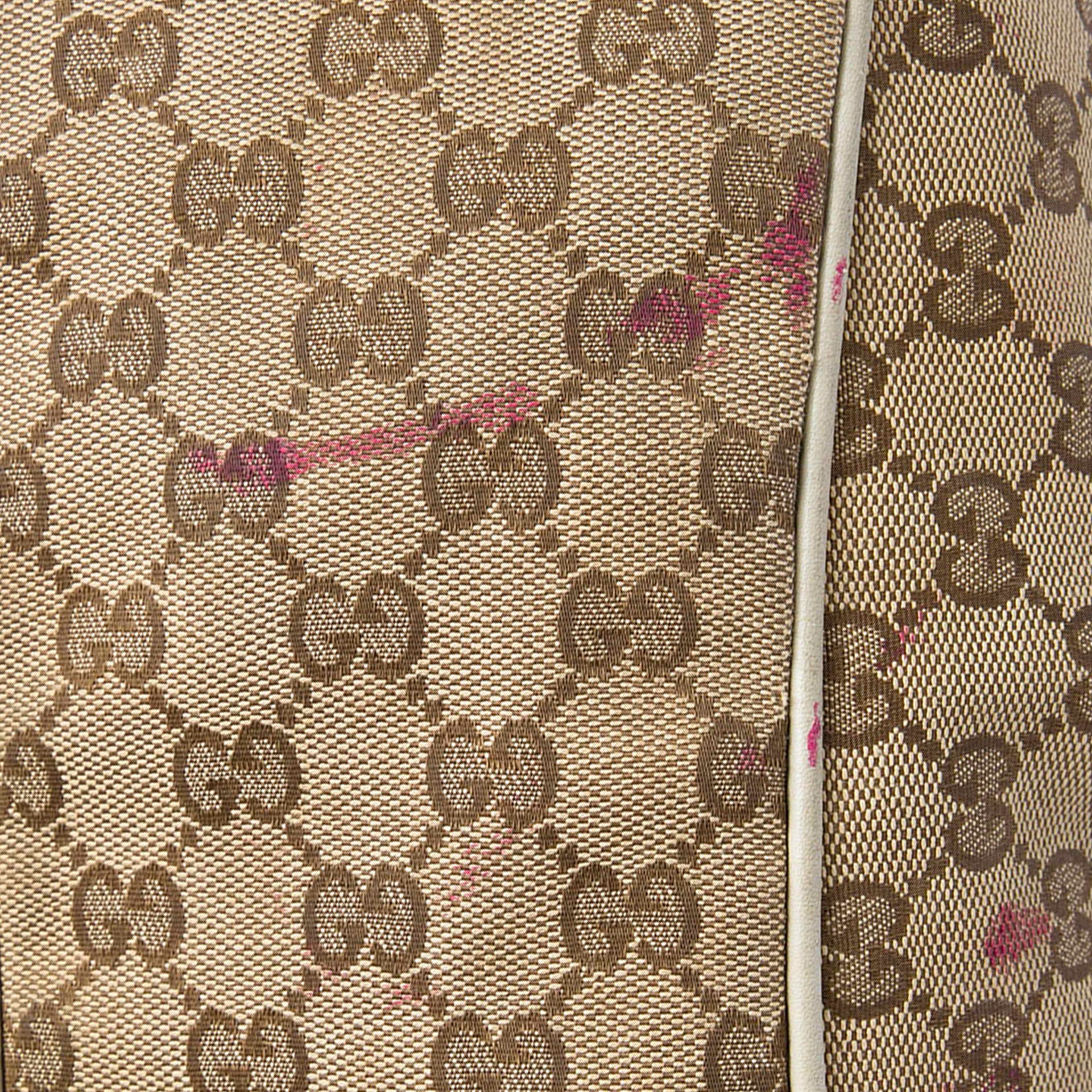 Gucci Gg Canvas Sukey Shoulder Bag, från Luxclusif, i färgen beige. Klicka för att öppna bilden i stort format