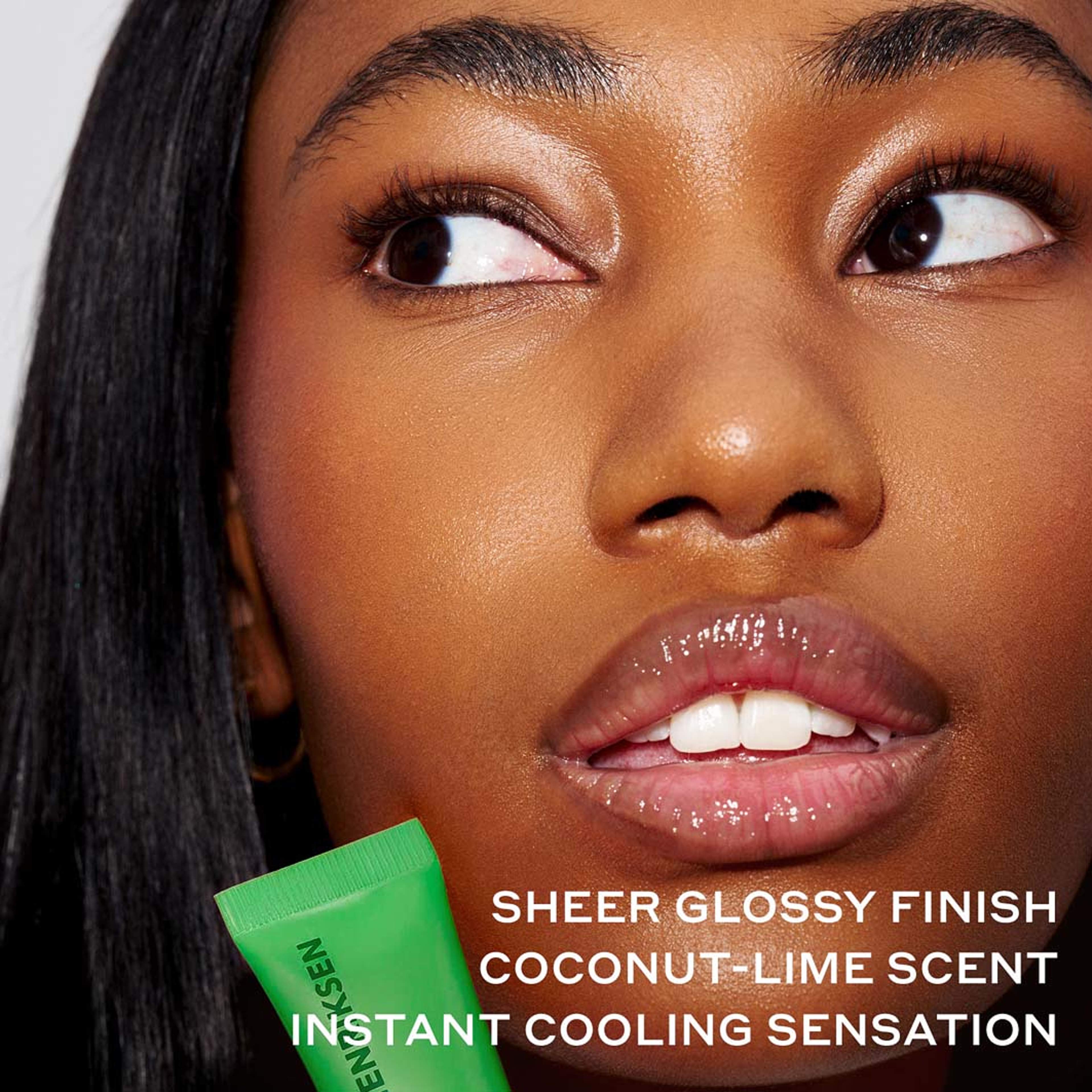 Lip Treatment Pout Preserve Chiller Guava, från Ole Henriksen, i färgen Lime Coconut. Klicka för att öppna bilden i stort format