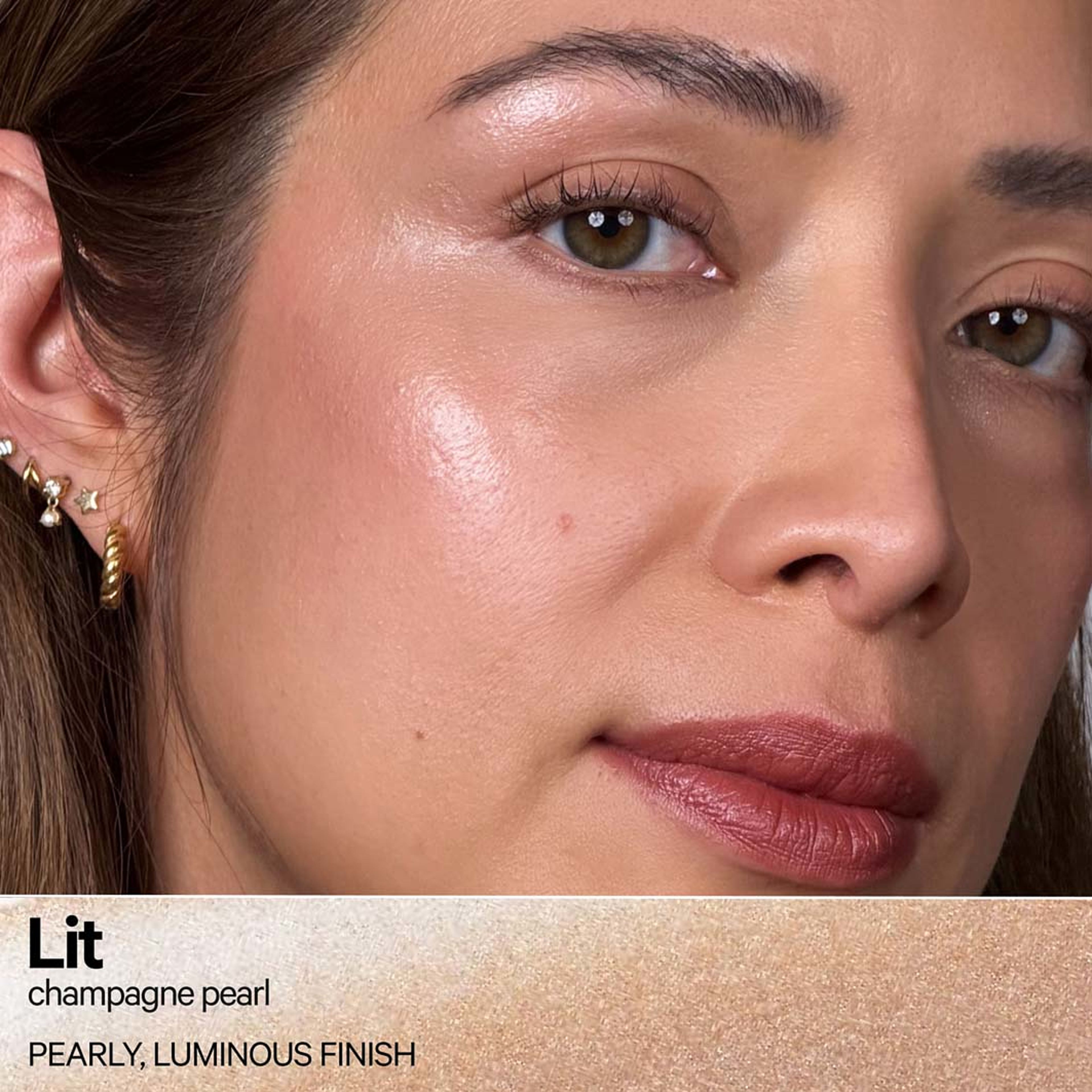 Highlighter Stick, från Milk Makeup, i färgen Lit. Klicka för att öppna bilden i stort format