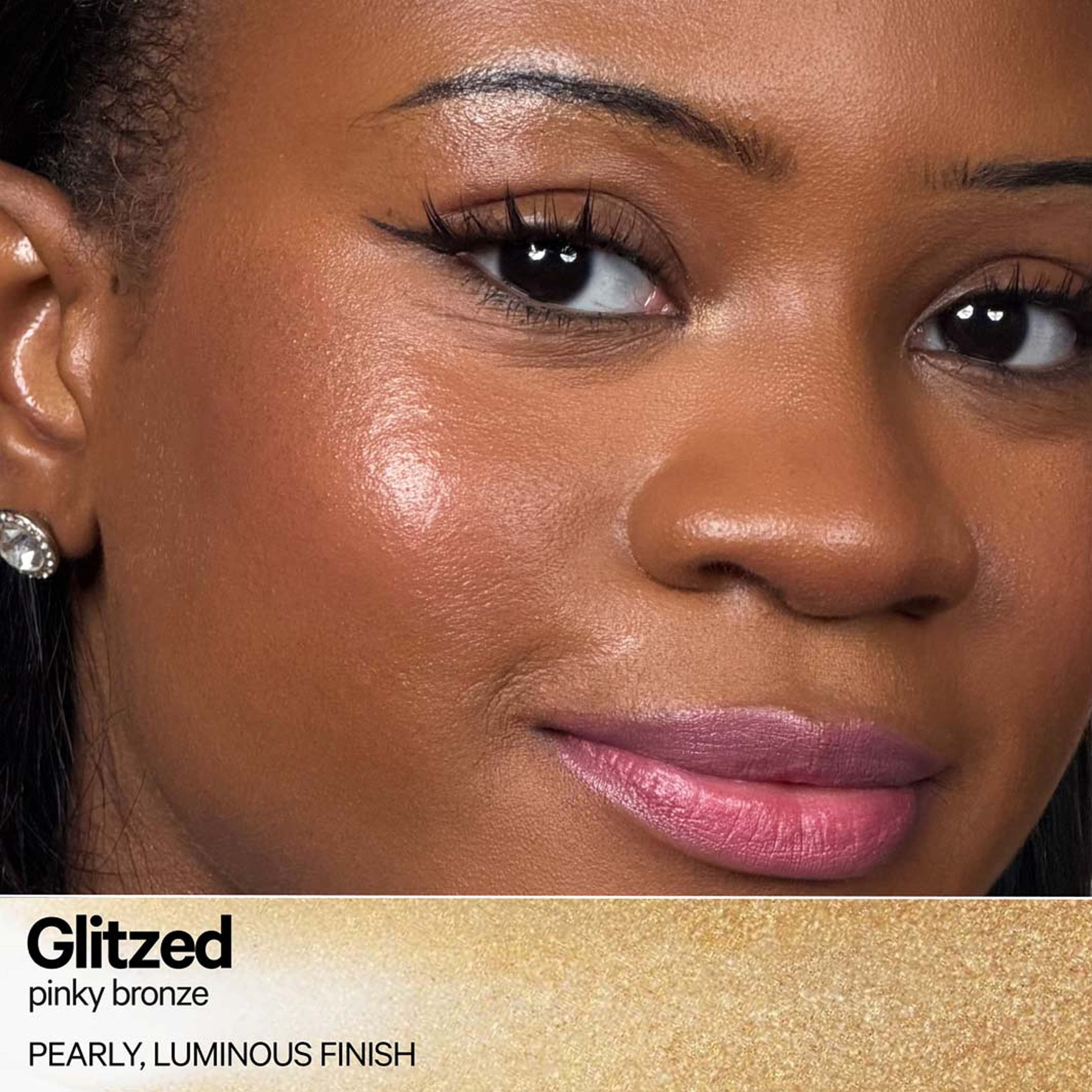 Highlighter Stick, från Milk Makeup, i färgen Glitzed. Klicka för att öppna bilden i stort format