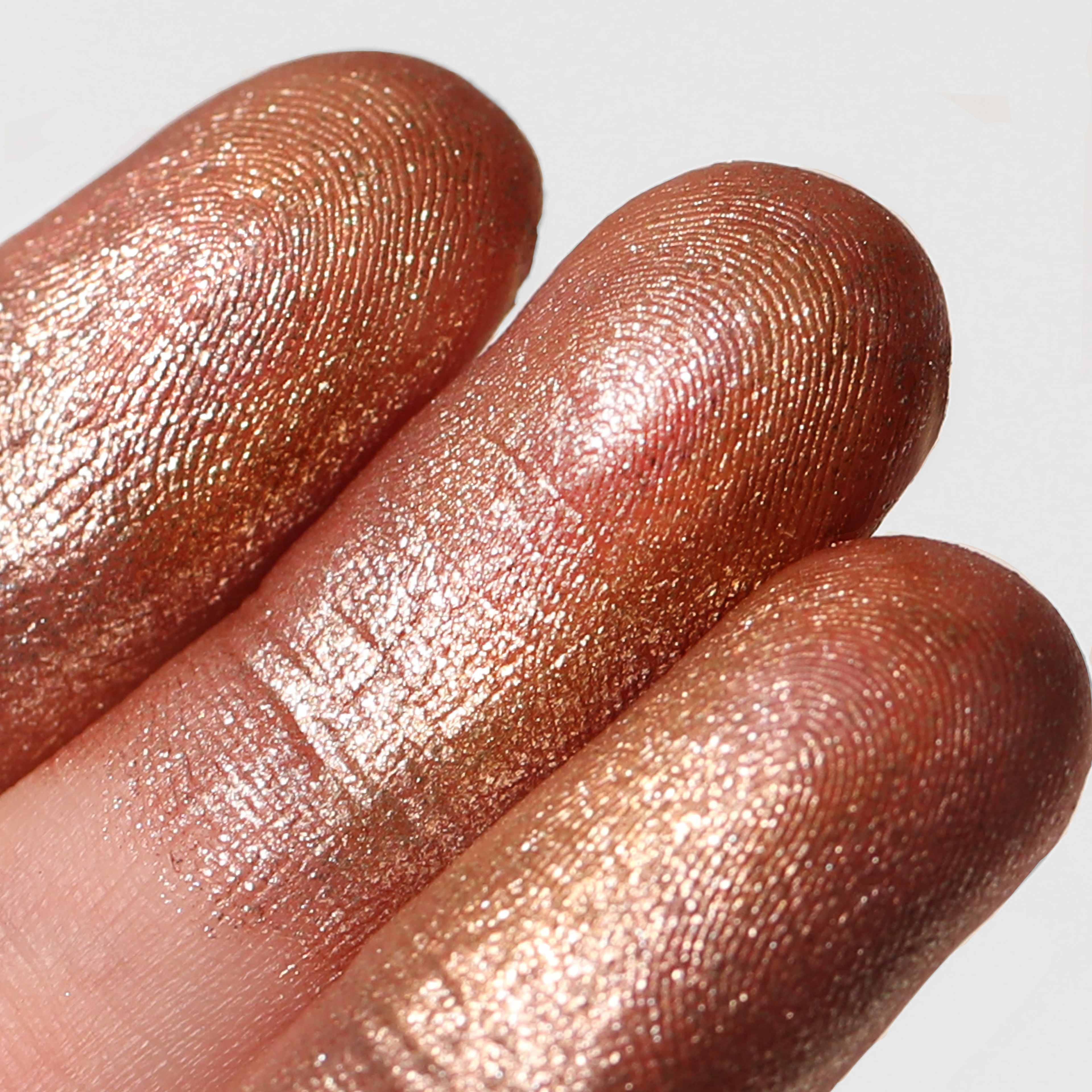Stellar Glaze Stick Shadow, från MOIRA, i färgen Bewitched.