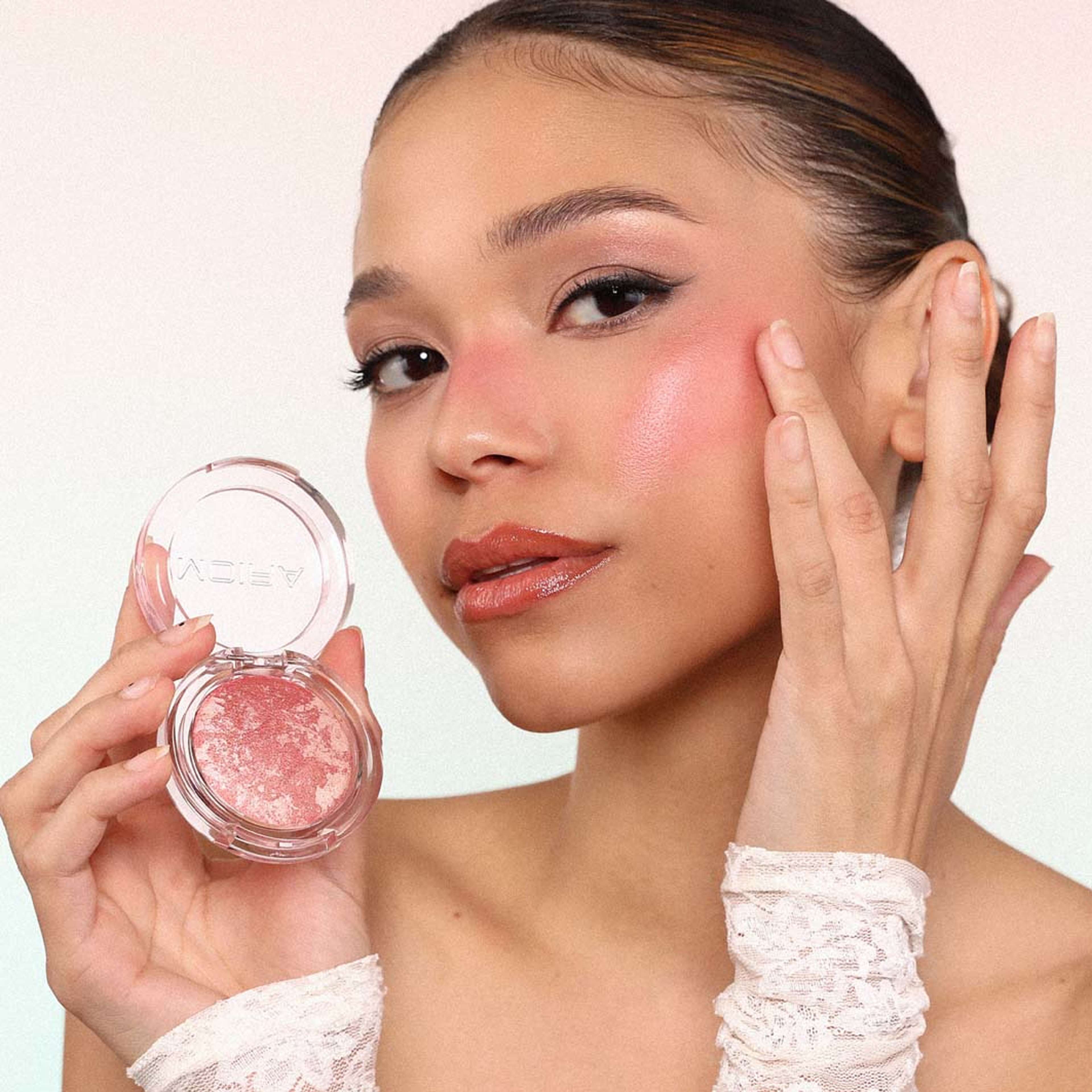 Marvelous Baked Blush, från MOIRA, i färgen Cherry Crumble. Klicka för att öppna bilden i stort format