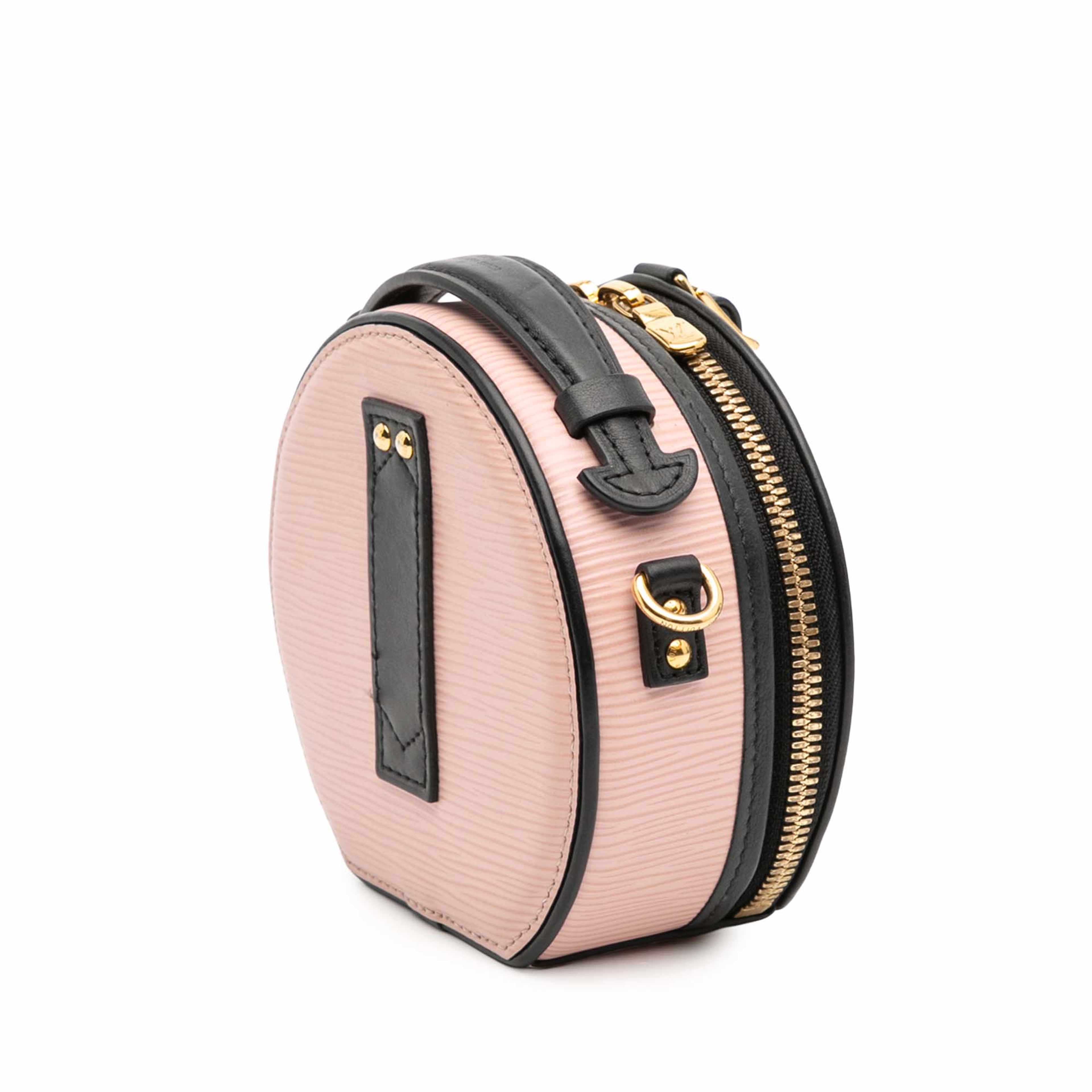 Louis Vuitton Epi Mini Boite Chapeau, från Luxclusif, i färgen rosa. Klicka för att öppna bilden i stort format