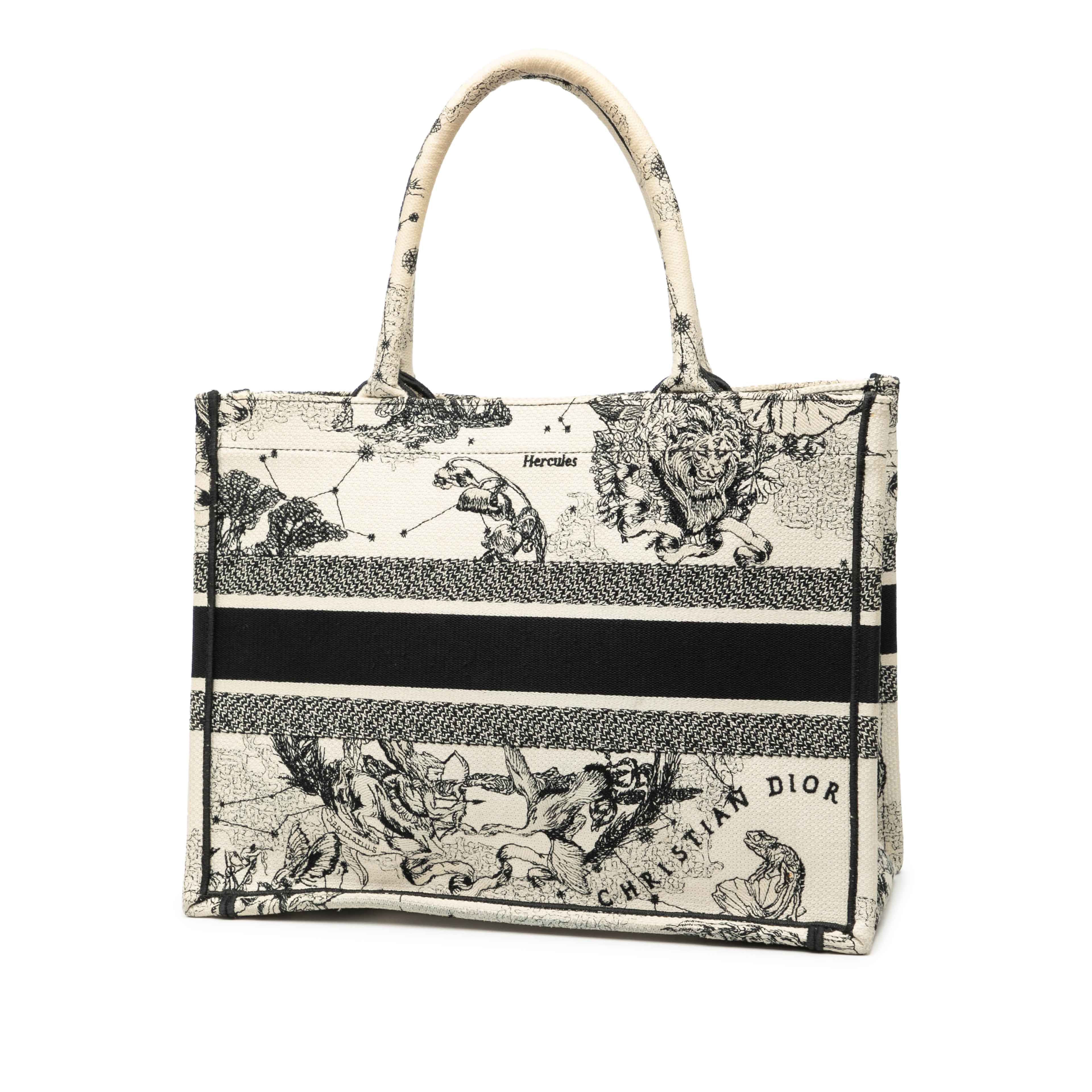 Dior Medium Canvas Embroidered Zodiac Toile De Jouy Book Tote, från Luxclusif, i färgen white. Klicka för att öppna bilden i stort format