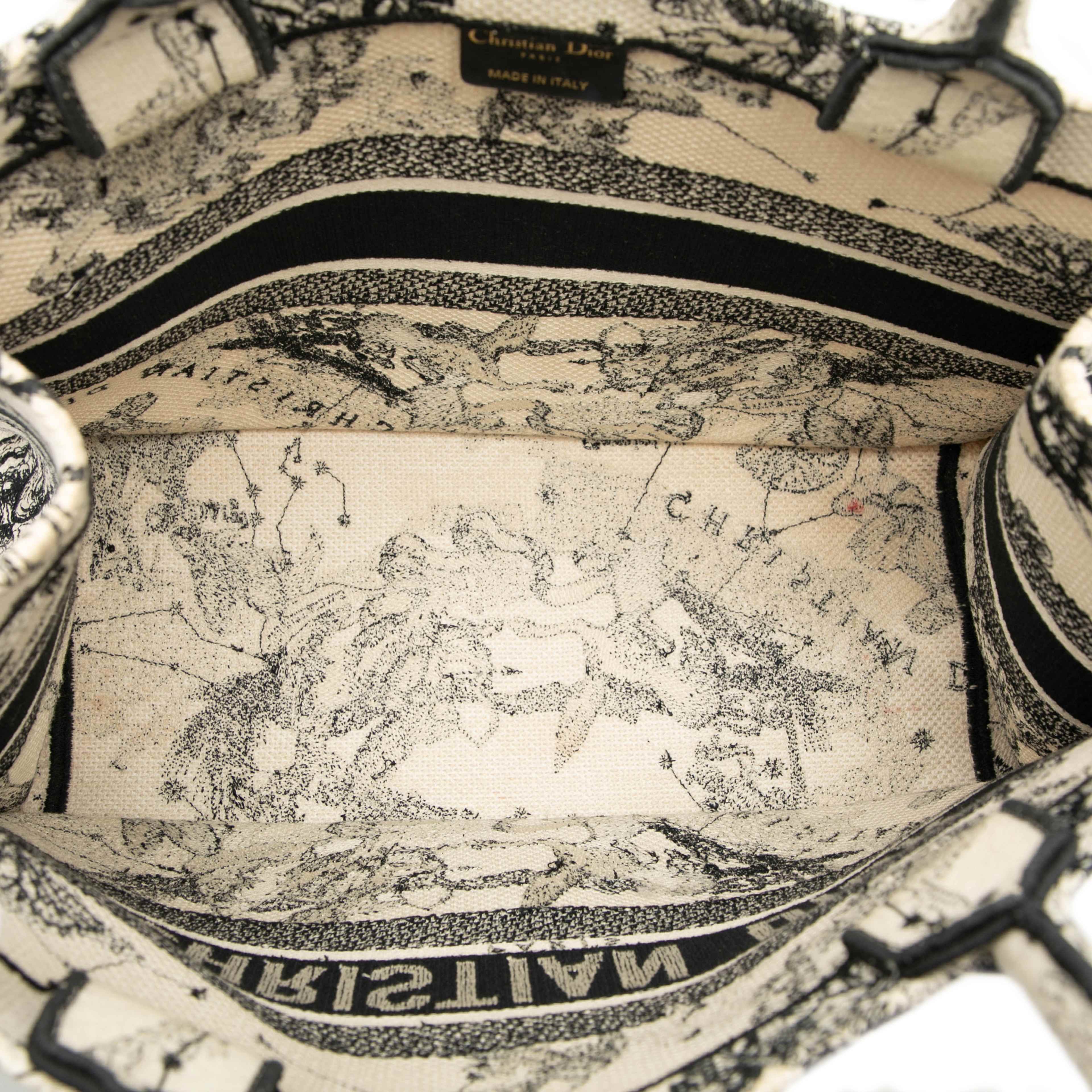 Dior Medium Canvas Embroidered Zodiac Toile De Jouy Book Tote, från Luxclusif, i färgen white. Klicka för att öppna bilden i stort format