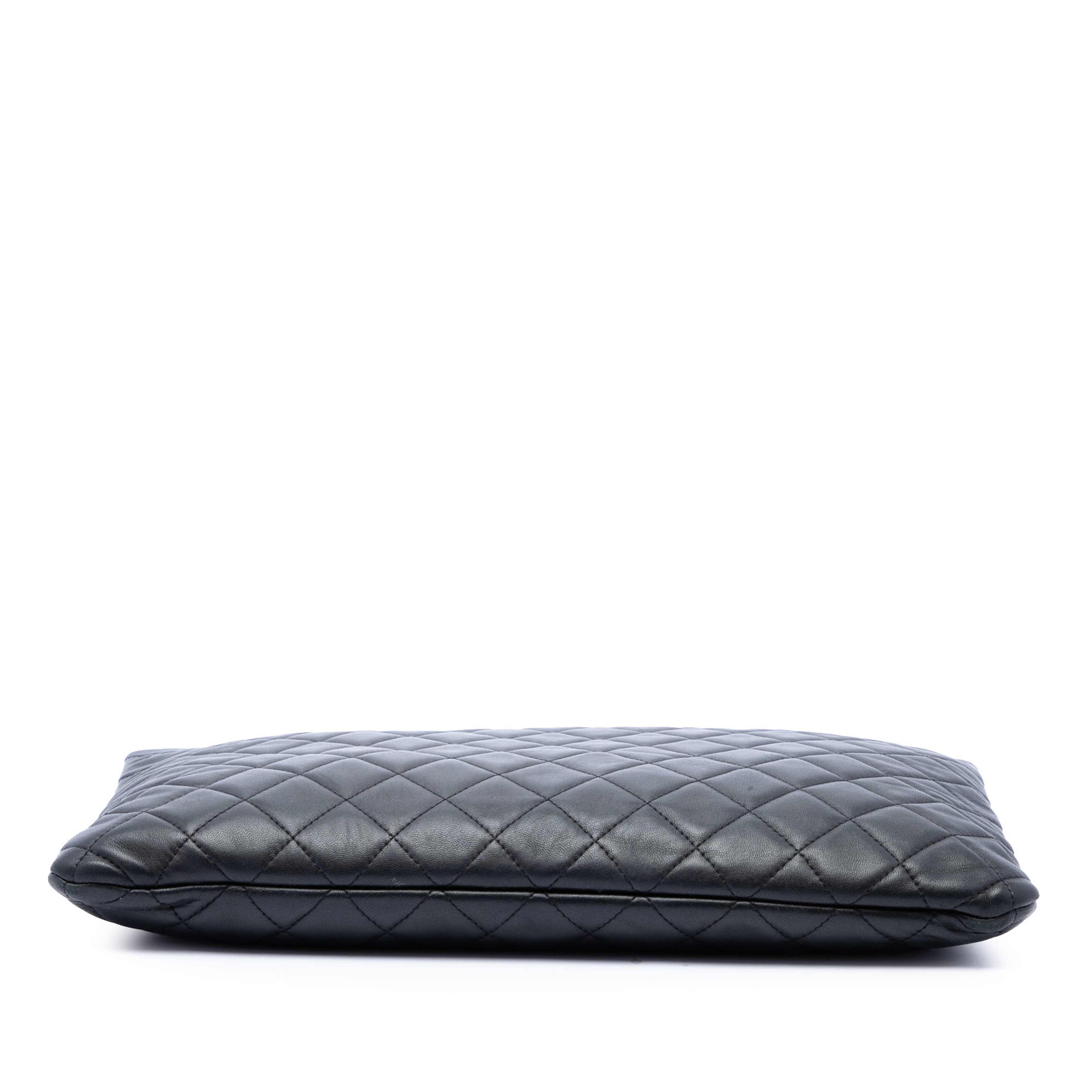 Chanel Large Quilted Lambskin O Case Clutch, från Luxclusif, i färgen svart. Klicka för att öppna bilden i stort format