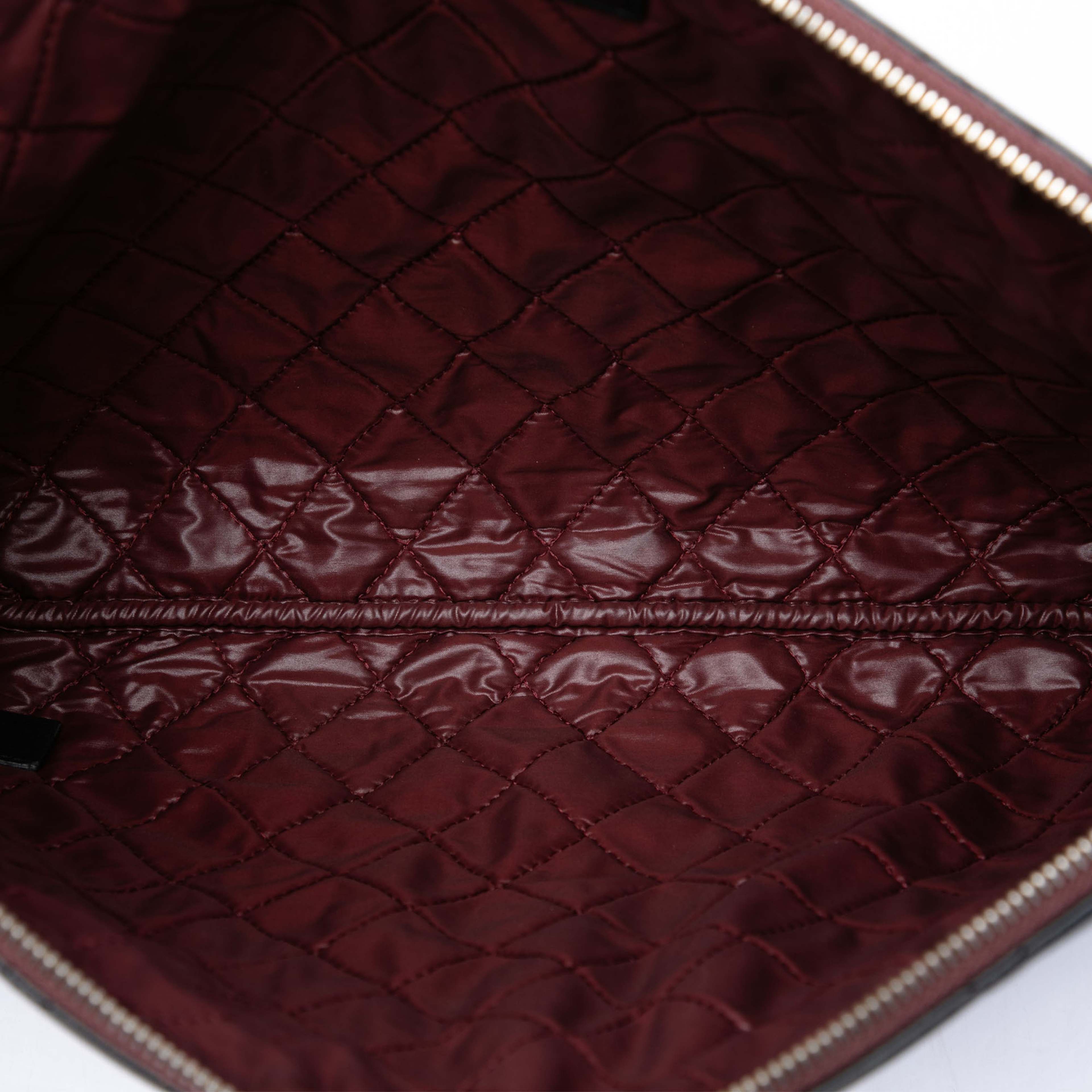 Chanel Large Quilted Lambskin O Case Clutch, från Luxclusif, i färgen svart. Klicka för att öppna bilden i stort format