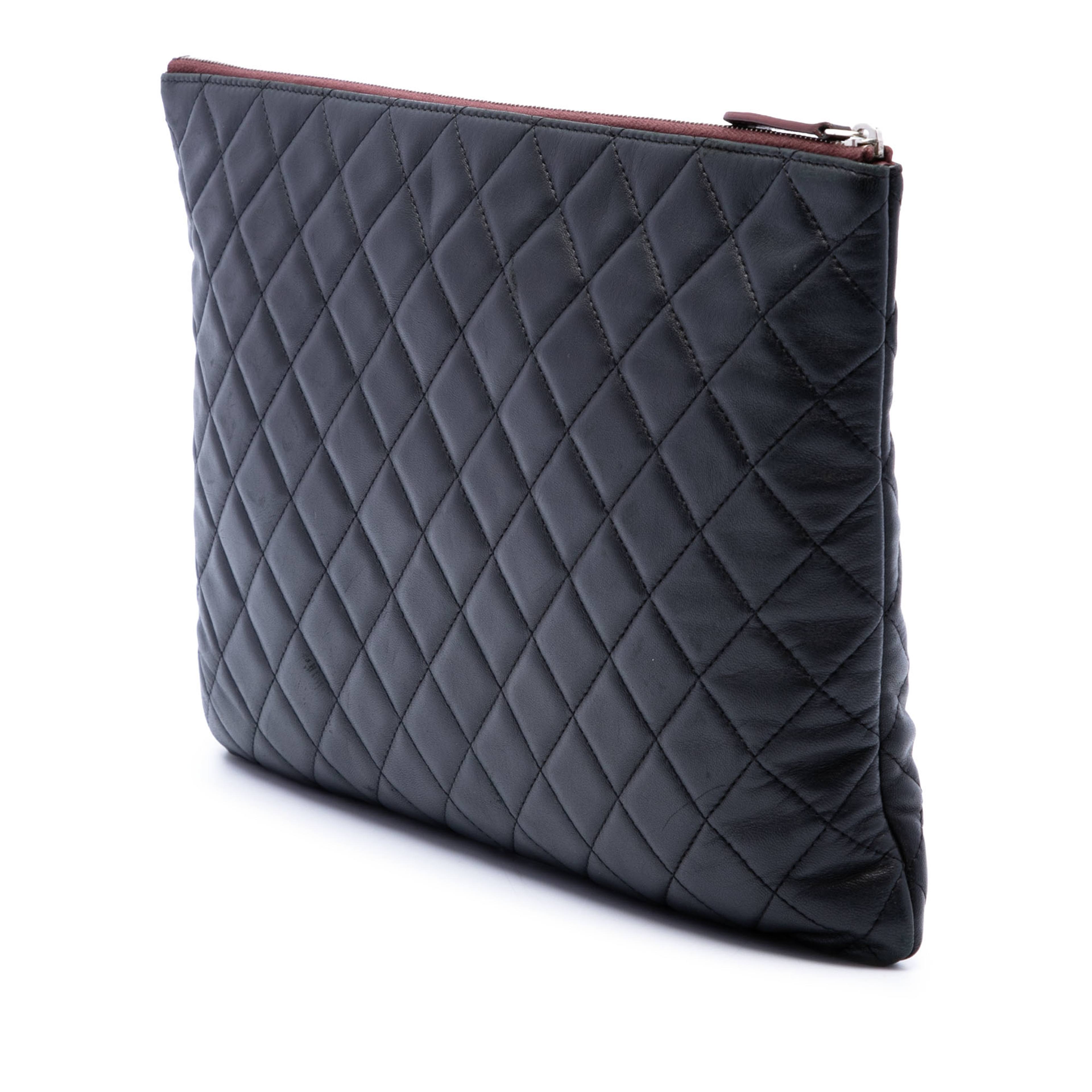 Chanel Large Quilted Lambskin O Case Clutch, från Luxclusif, i färgen svart. Klicka för att öppna bilden i stort format